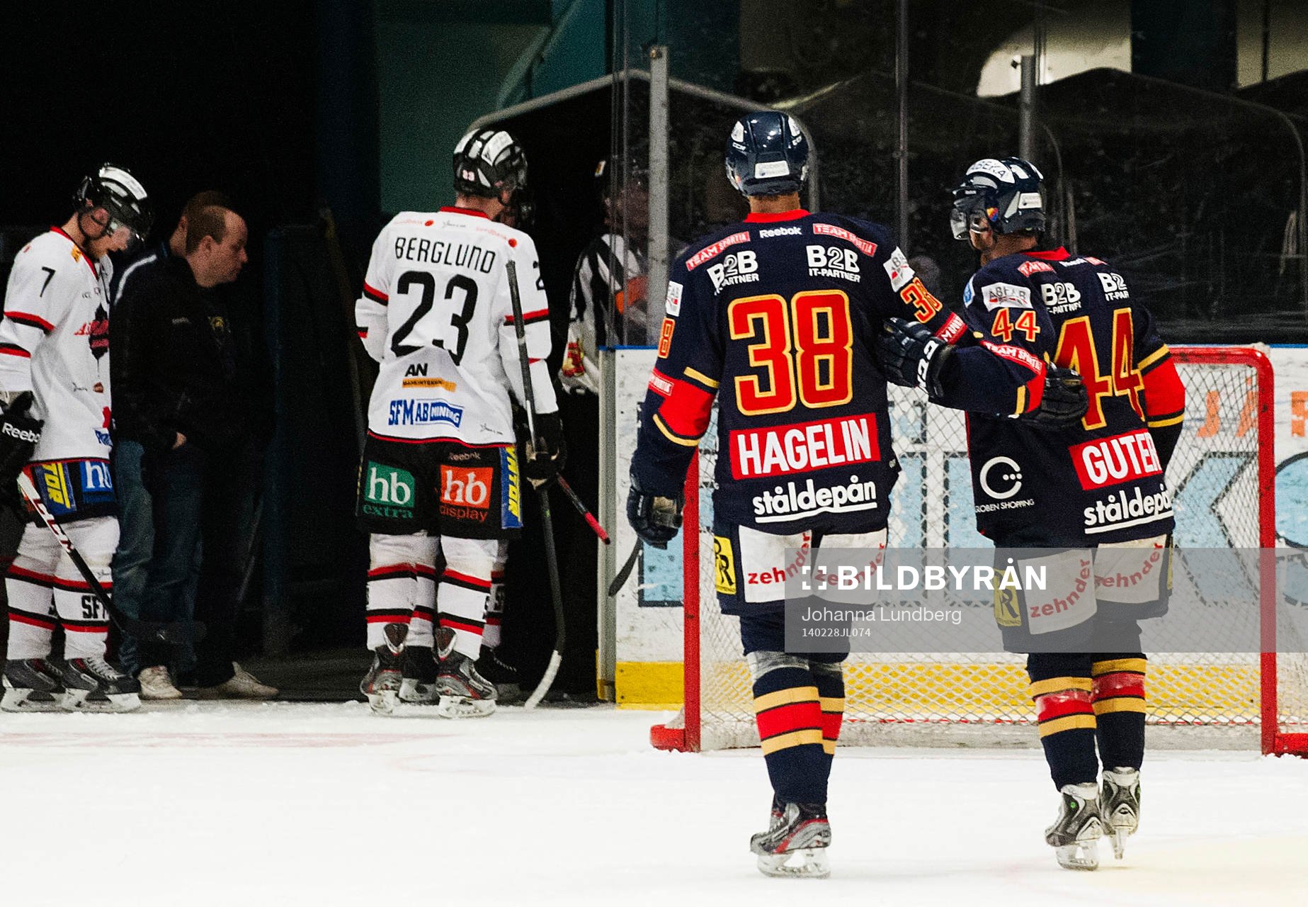 Djurgårdens Joakim Hagelin hjälper Mattias Guter  av isen