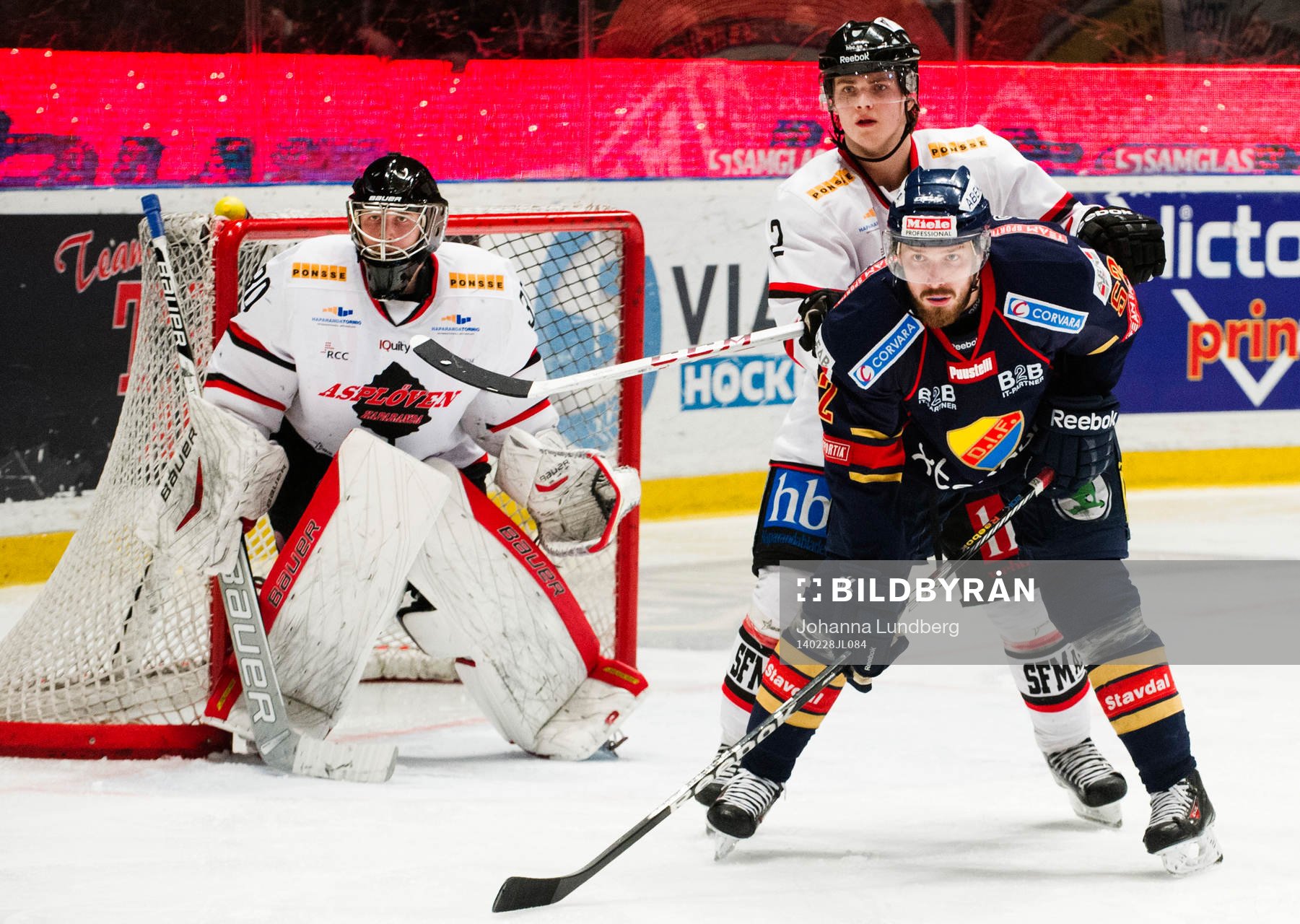Asplövens Marcus Bohman trycker till Mikael Ahlén
