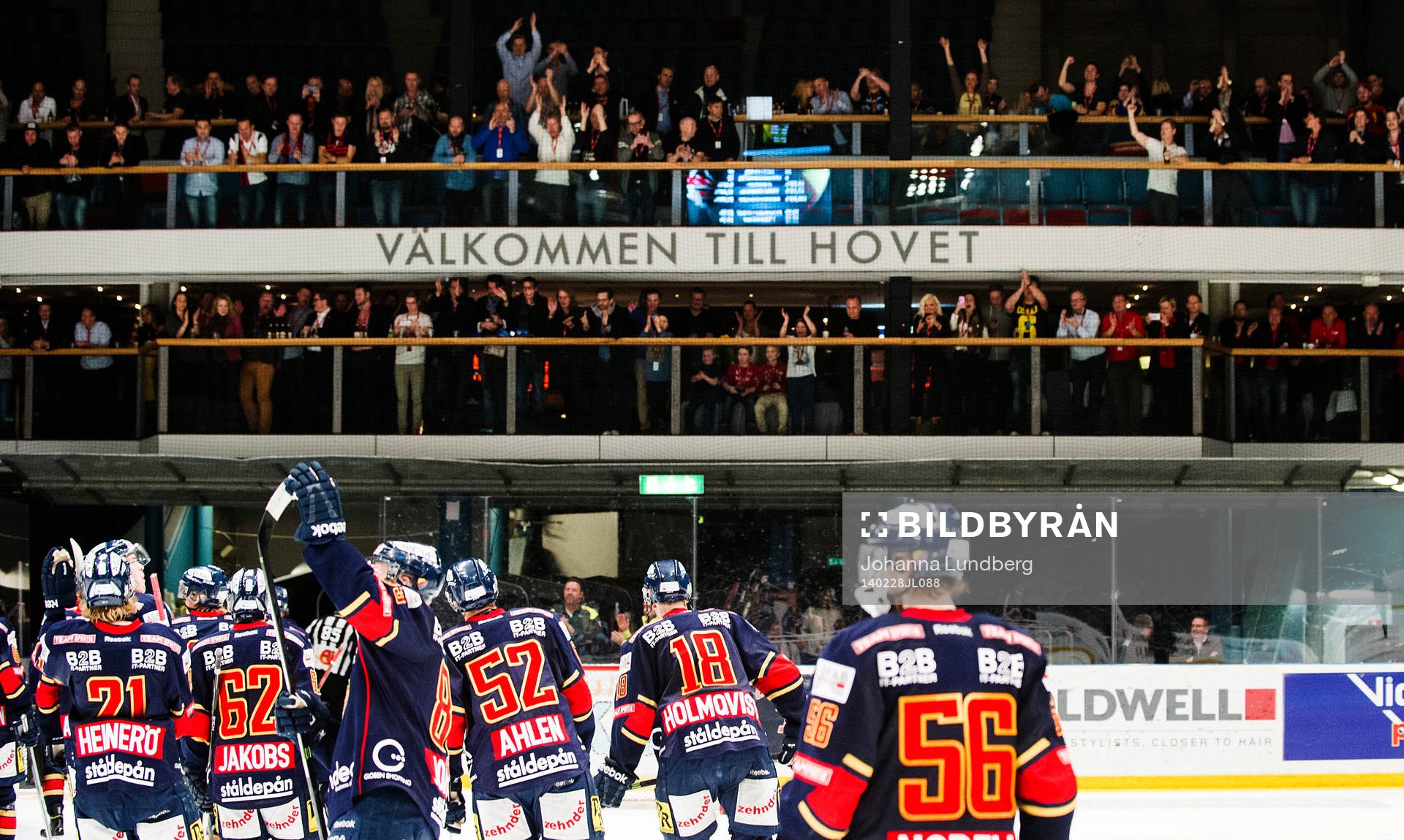 Djurgårdens spelare  tackar publiken framför Välkommen