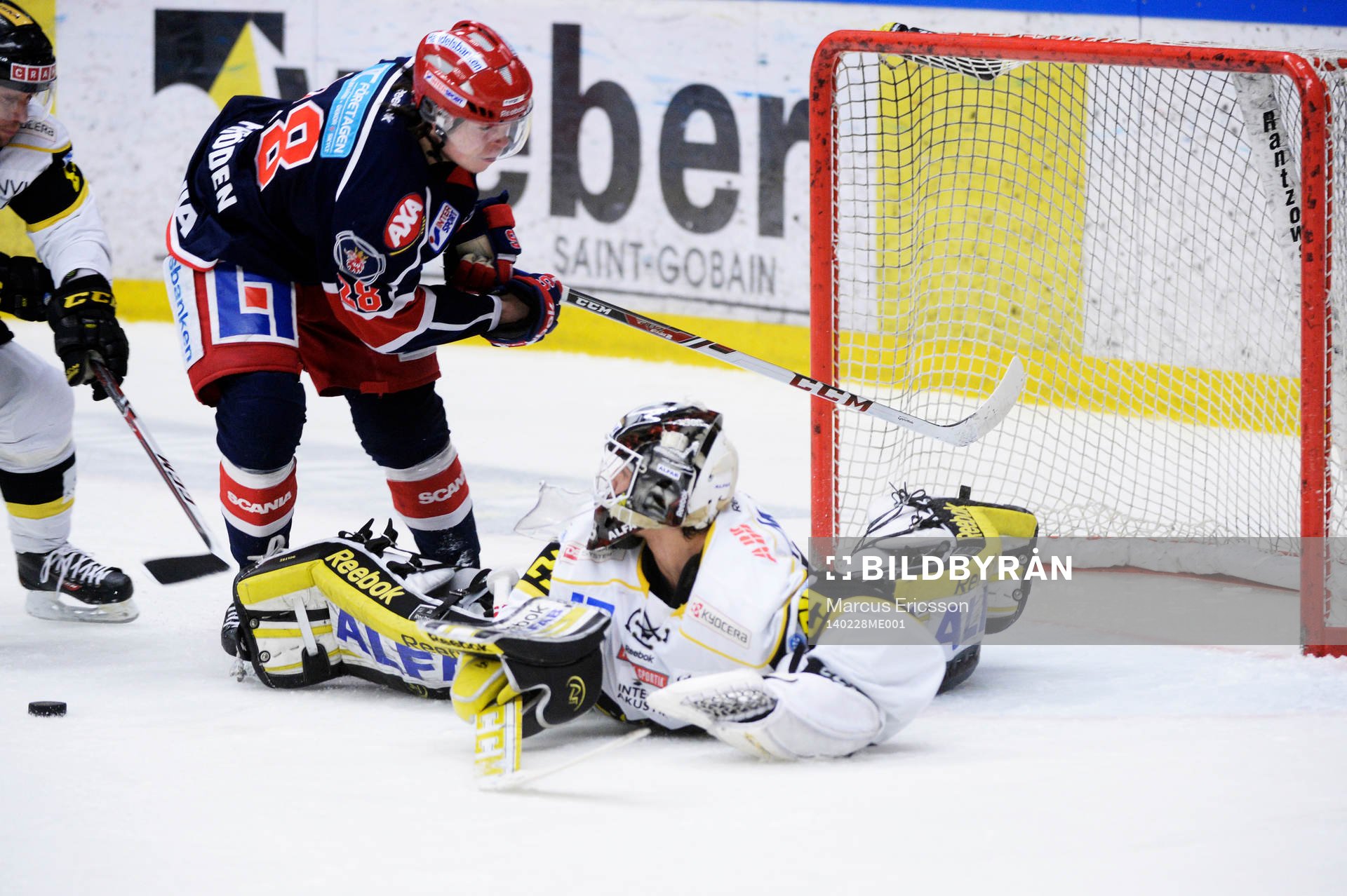 Västerås målvakt Luca Boltshauser räddar