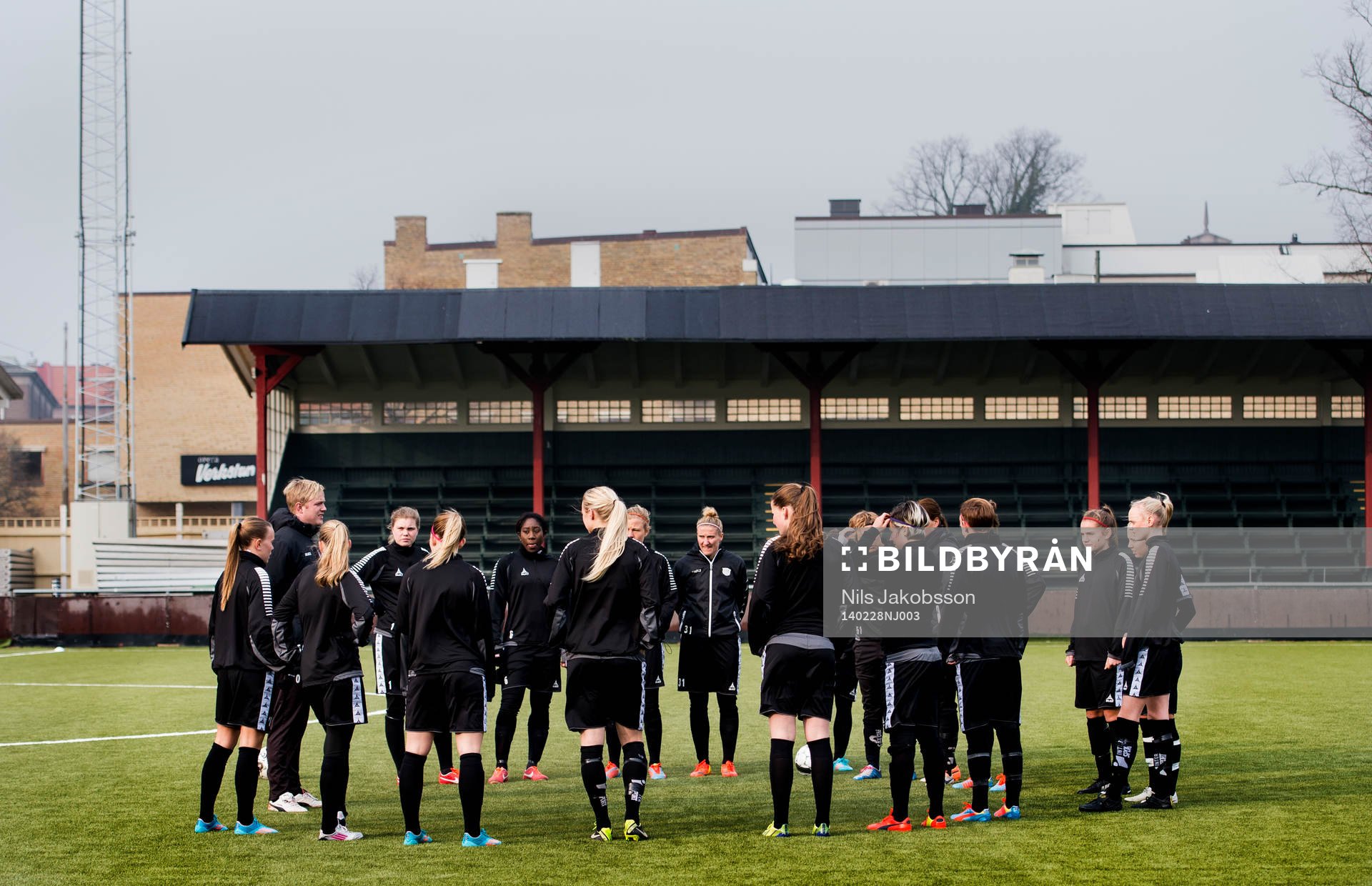 Rosengårds tränare Jonas Eidevall pratar med laget