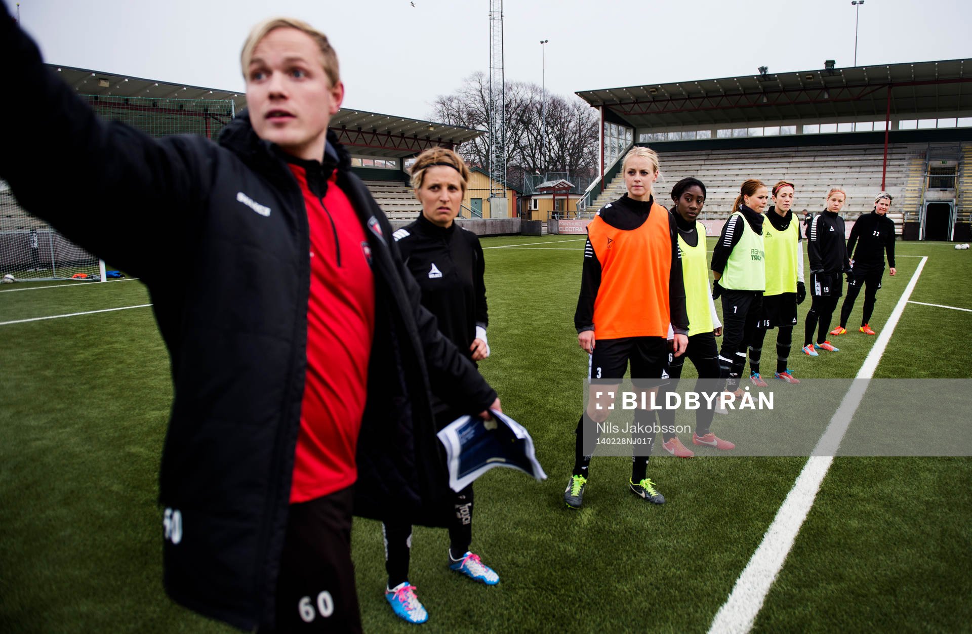 Rosengårds tränare Jonas Eidevall och Lisa Ek, Amanda Ilestedt, Anita Asante Sara Björk Gunnarsdottir, Therese Sjögran under Rosengårds träning den 28 februari 2014 i Malmö.