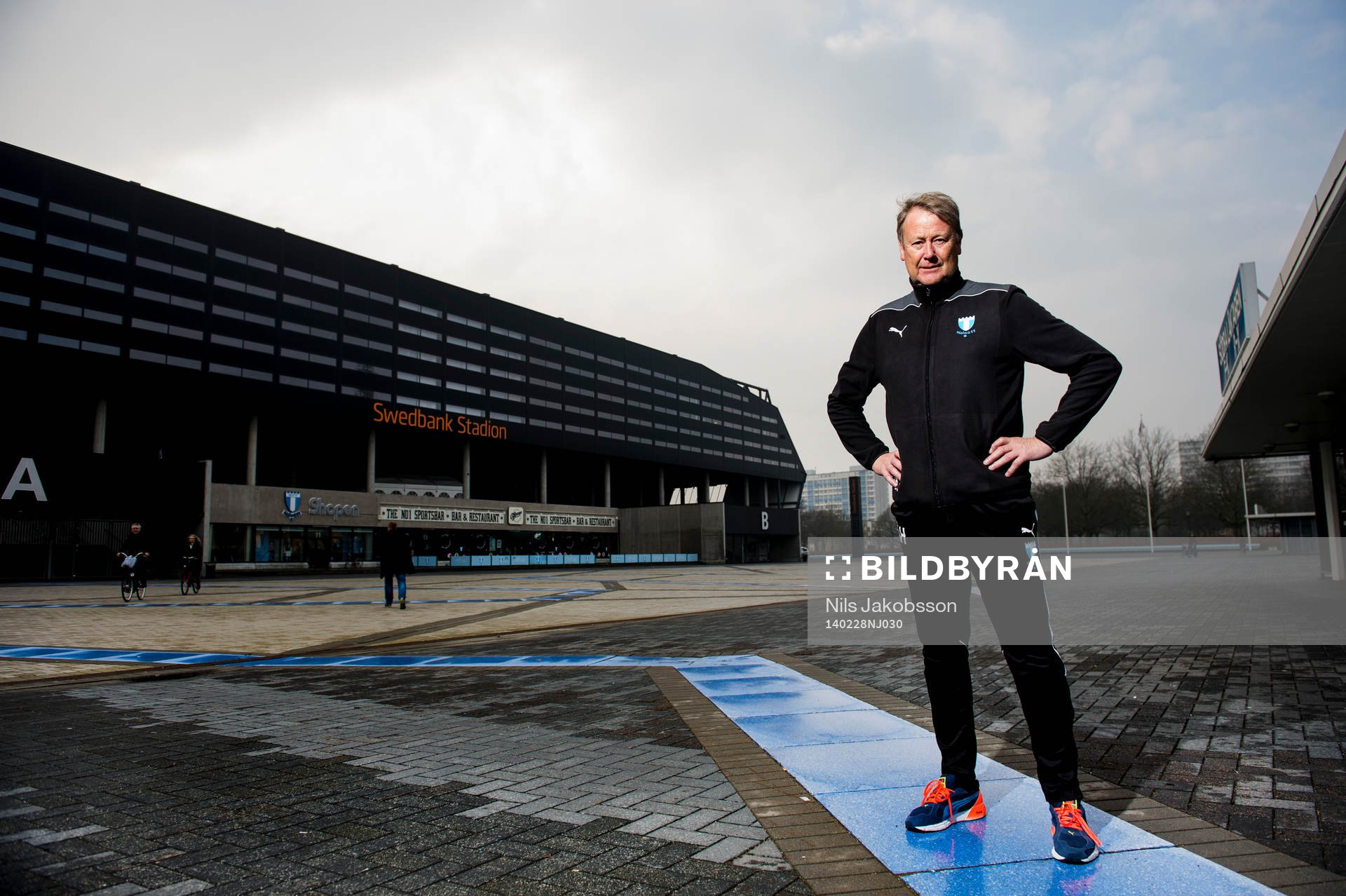 Malmö FFs tränare Åge Hareide poserar för ett porträtt utanför Swedbank Stadion efter träning den 28 februari 2014 i Malmö.