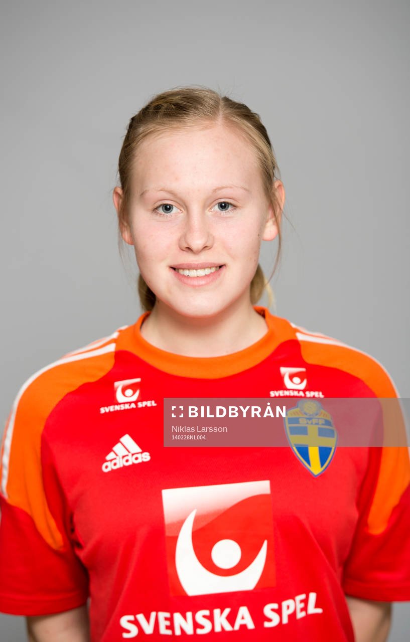 Elvira Jönsson  under en porträttfotografering den 28 februari 2014 i Stockholm.