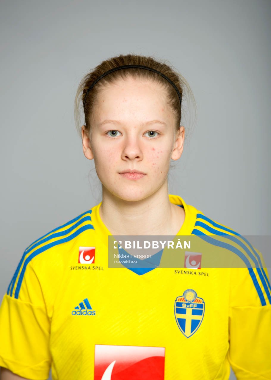 Lovisa Lennartsson  under en porträttfotografering den 28 februari 2014 i Stockholm.
