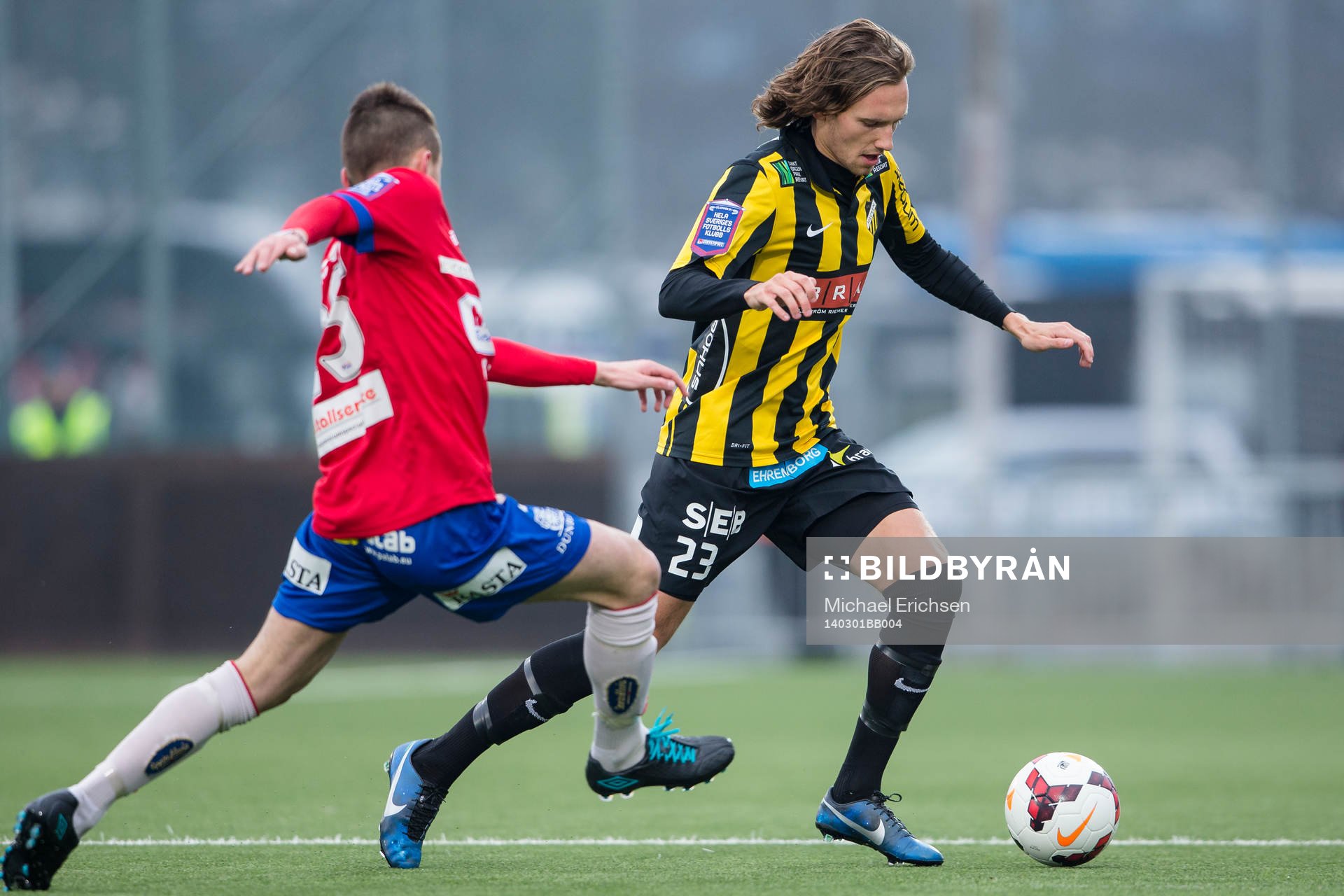 Örgrytes Meriton Qoraj försöker stoppa Häckens Simon