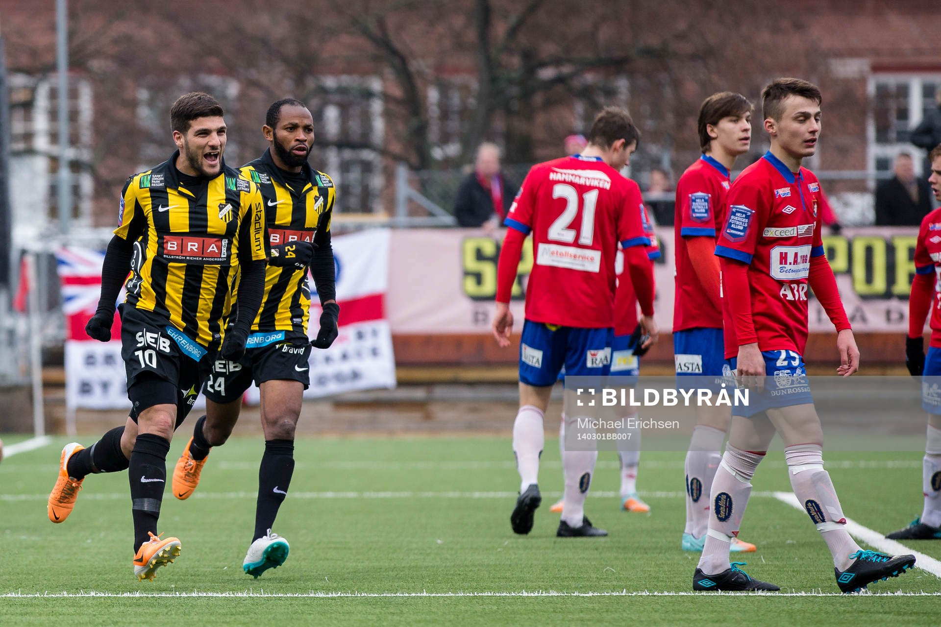 Häckens Moestafa El Kabir jublar ihop med Rene Makondele