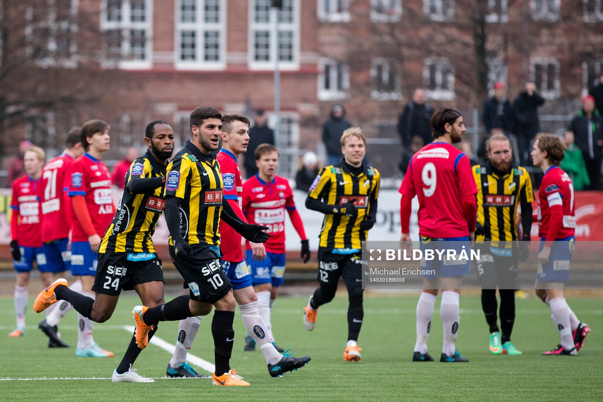 Häckens Moestafa El Kabir jublar ihop med Rene Makondele