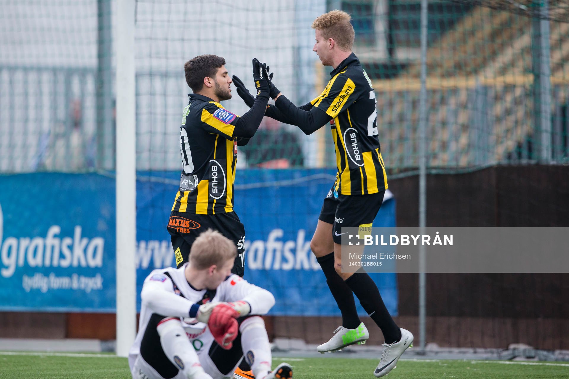 Häckens Samuel Gustafson jublar ihop med Moestafa El Kabir