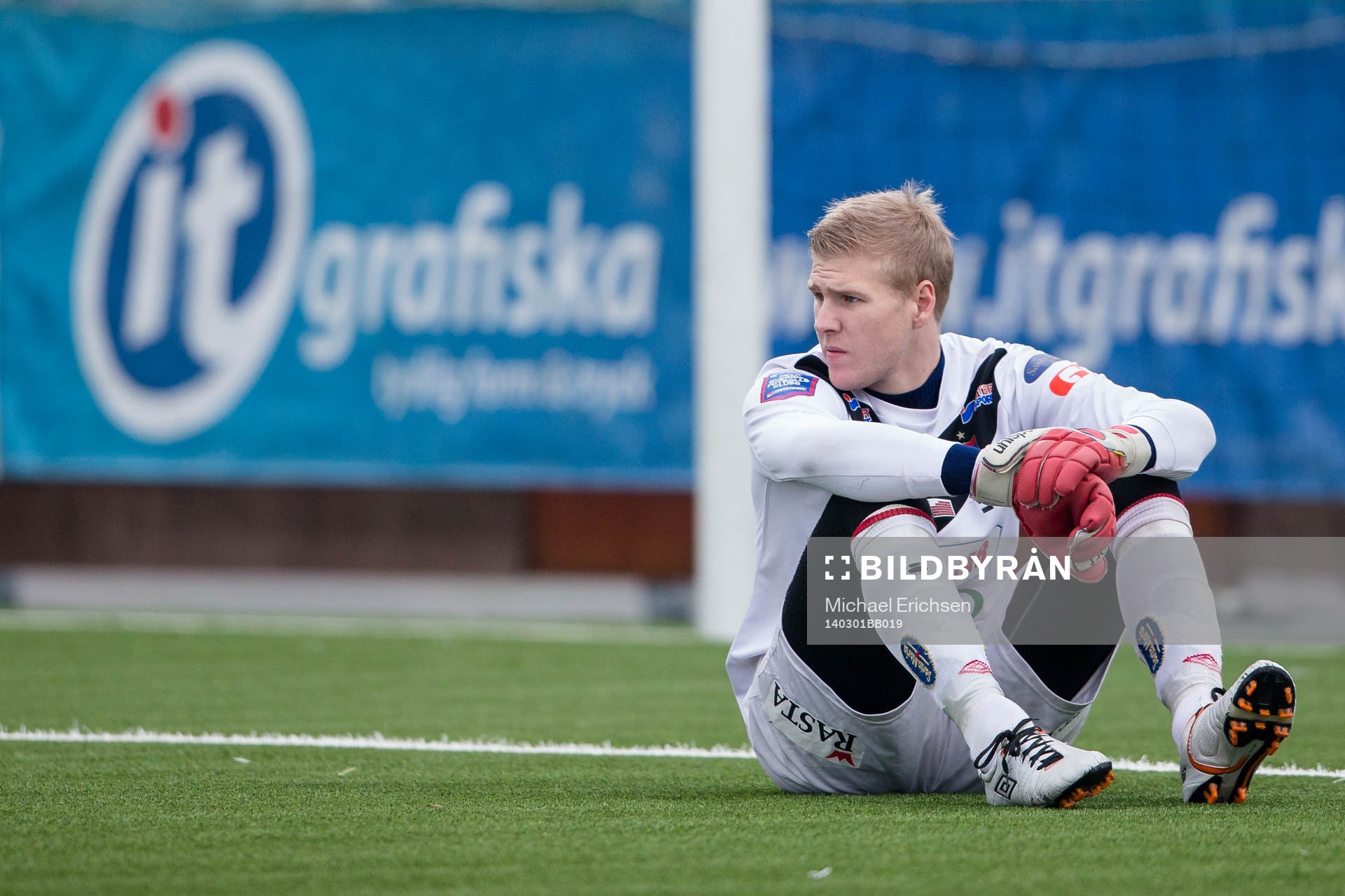 Örgrytes målvakt Fredrik Andersson deppar