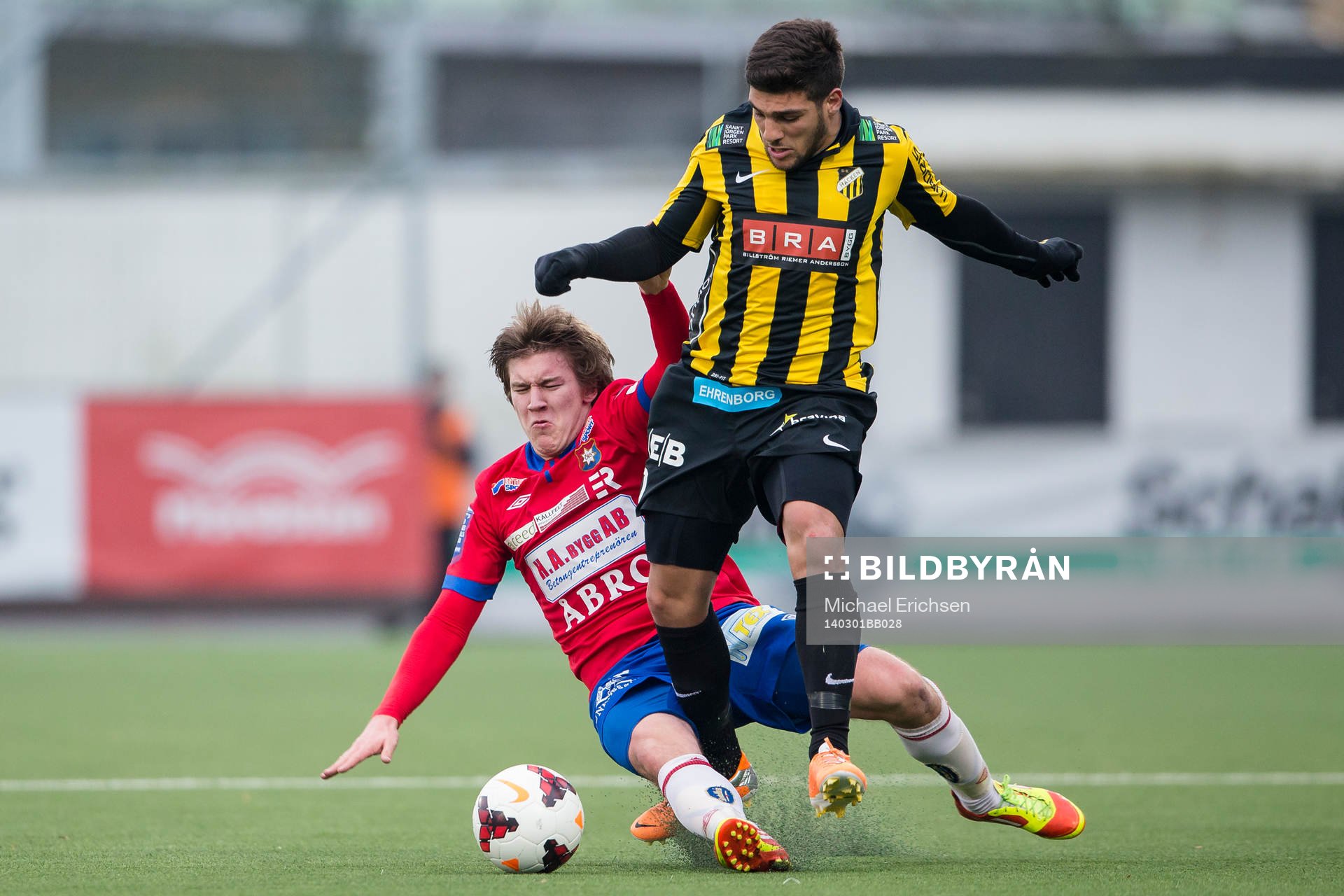 Örgrytes André Nilsson sträcker ut och tacklar Häckens Moestafa El Kabir och får sin andra varning med rött kort som följd under fotbollsmatchen i Svenska Cupen mellan Häcken - Örgryte den 1 mars 2014 i Göteborg.