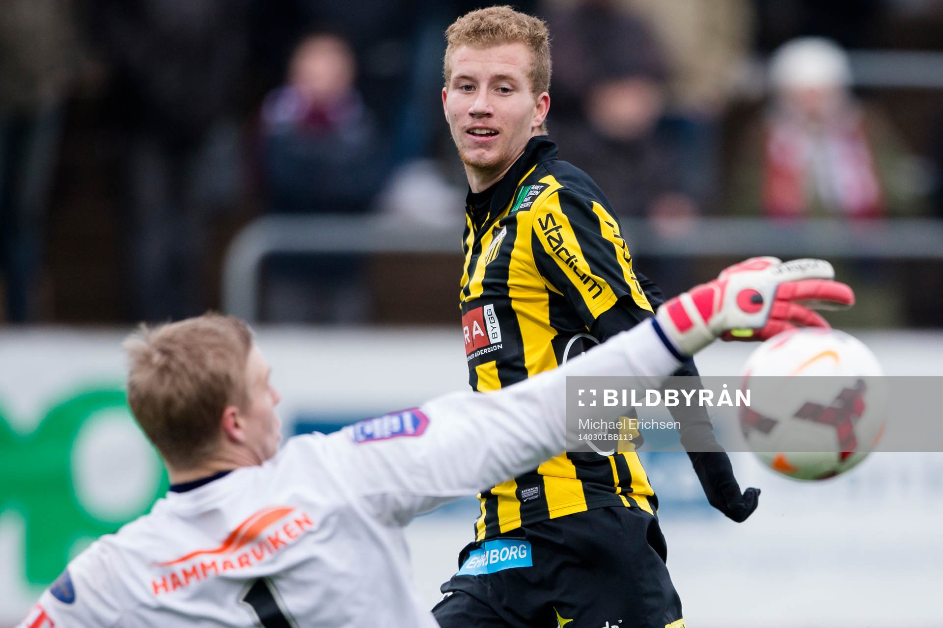 Örgrytes målvakt Fredrik Andersson sträcker ut och