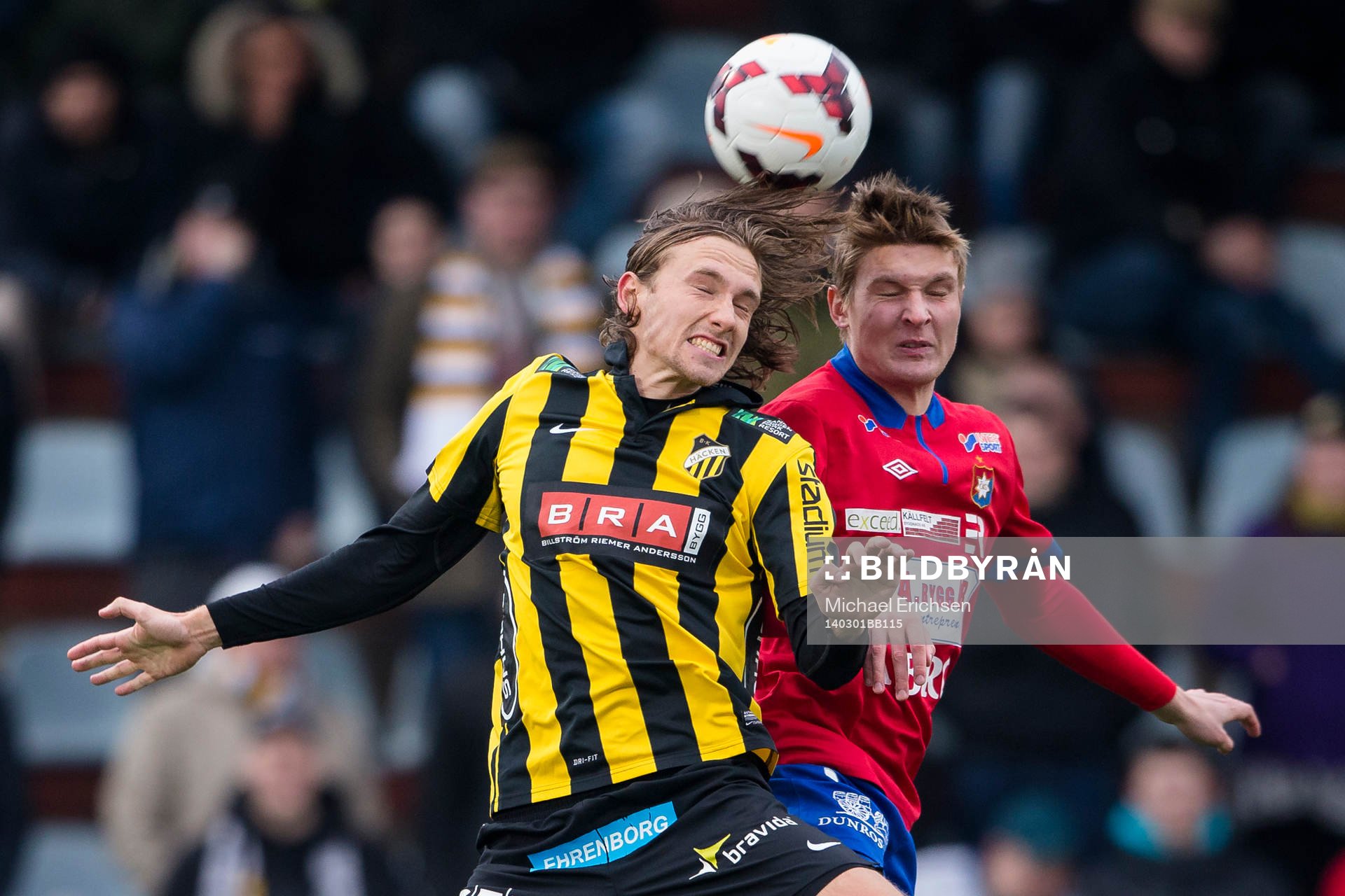 Häckens Simon Sandberg i nickduell med Örgrytes Henrik