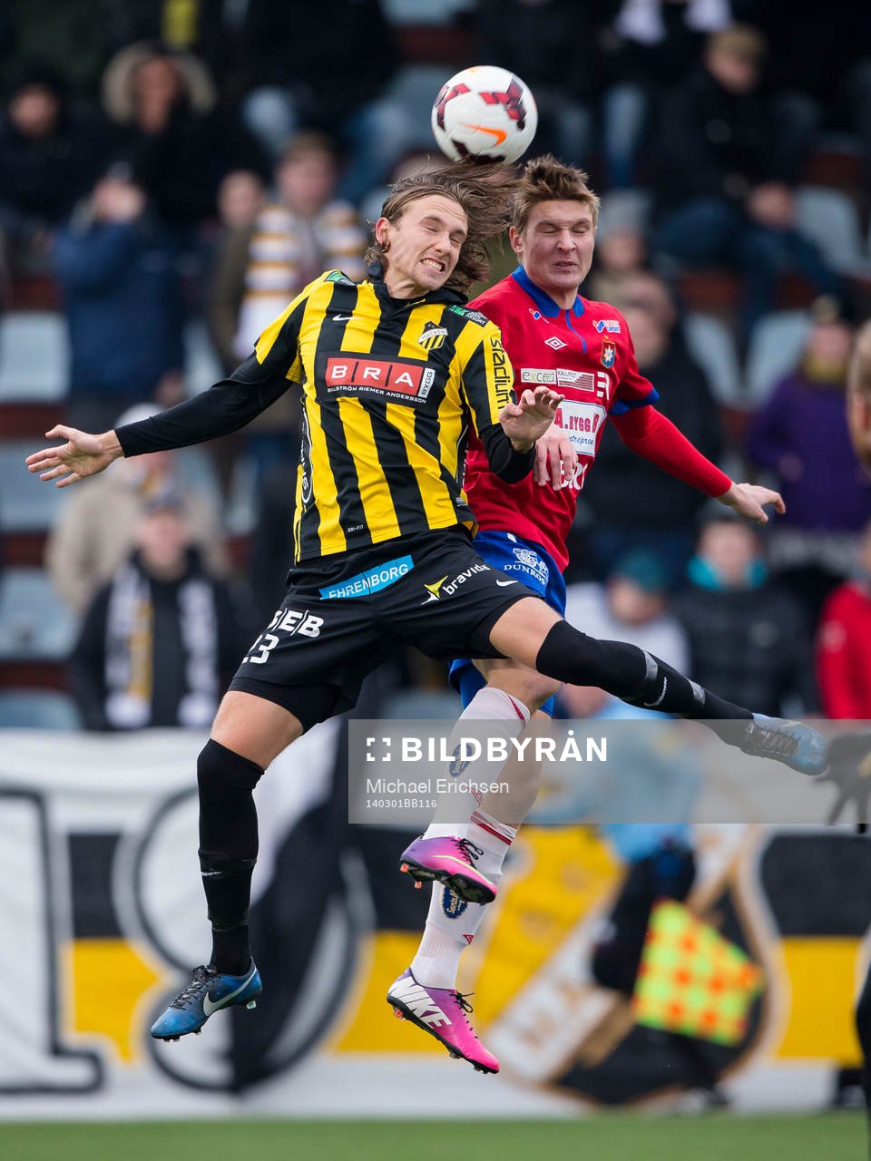 Häckens Simon Sandberg i nickduell med Örgrytes Henrik