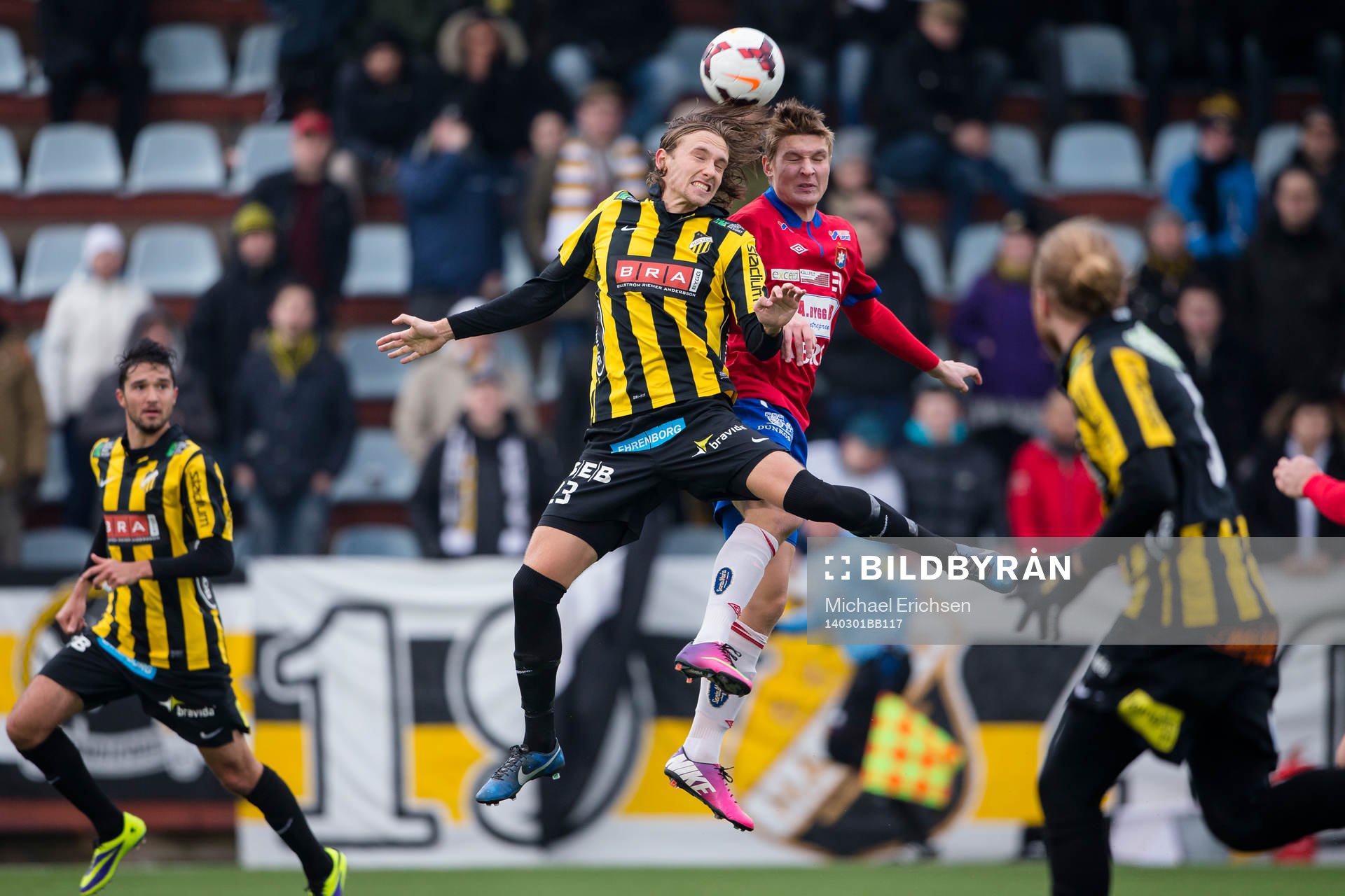 Häckens Simon Sandberg i nickduell med Örgrytes Henrik