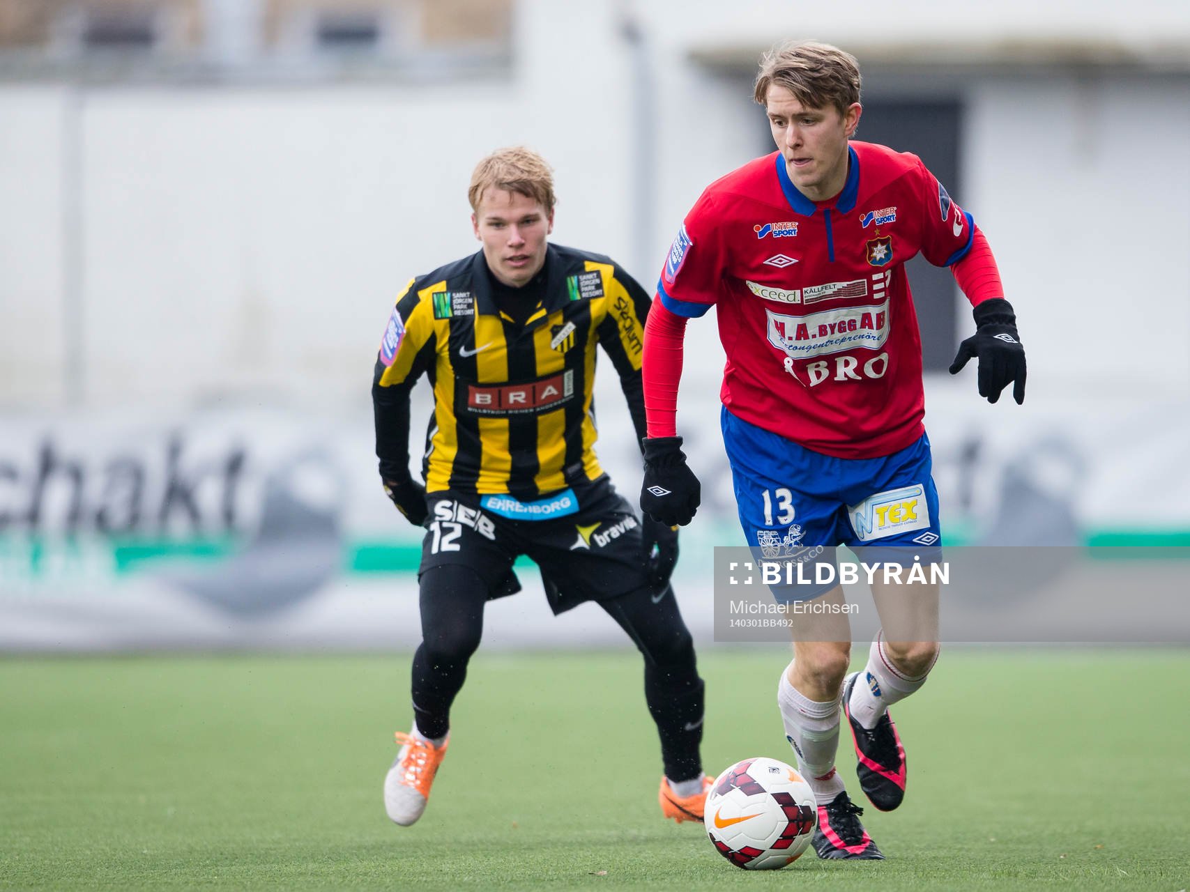 Örgrytes Johan Hedman före Häckens Oscar Lewicki