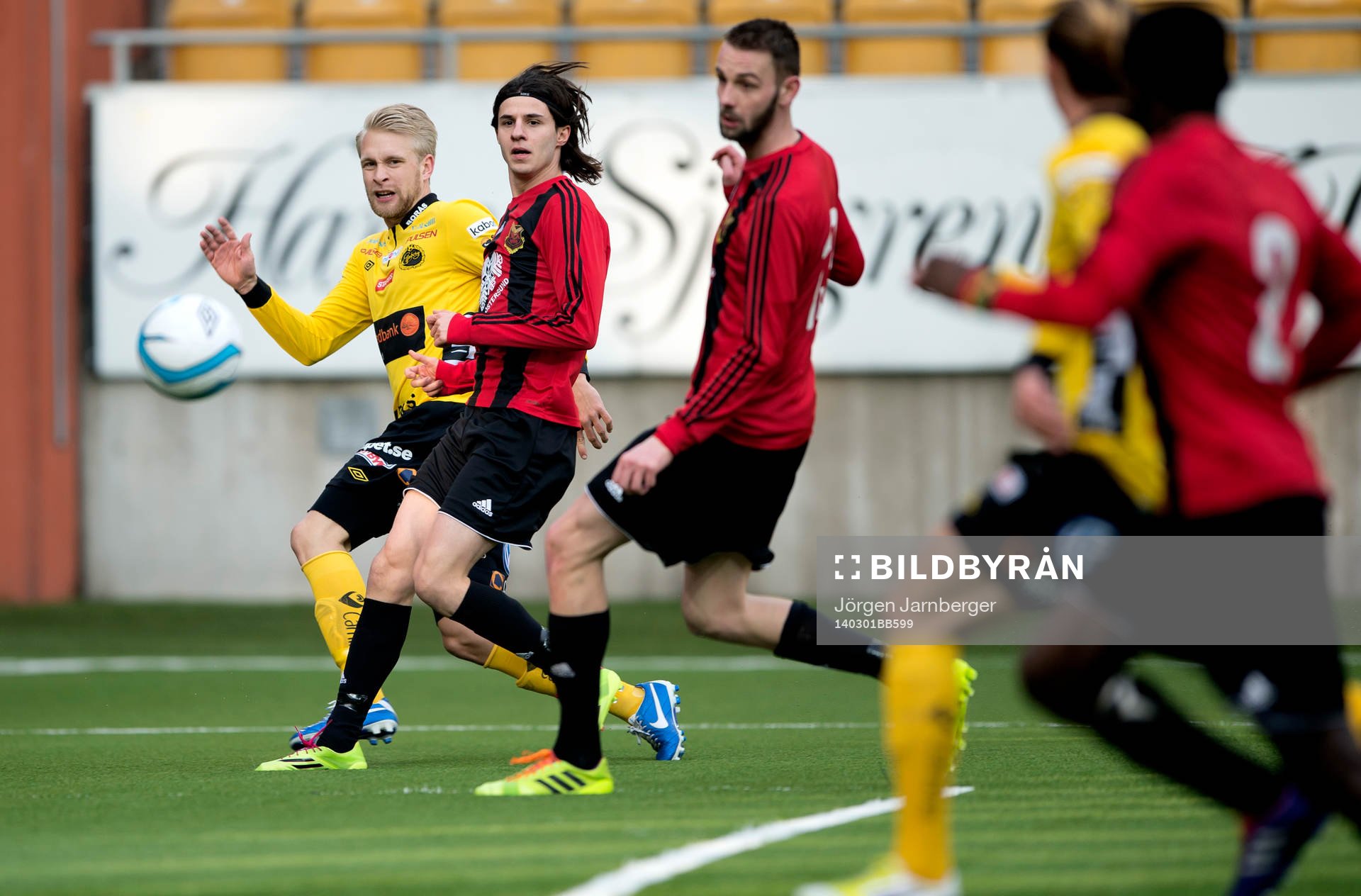 Elfsborgs Johan Larsson passar in bollen till 3-0