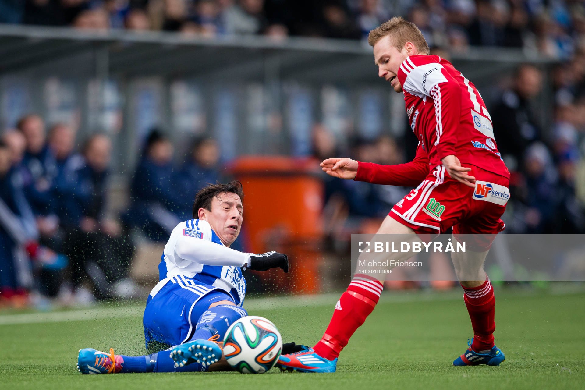 IFK Göteborgs Martin Smedberg-Dalence glidtacklar mot