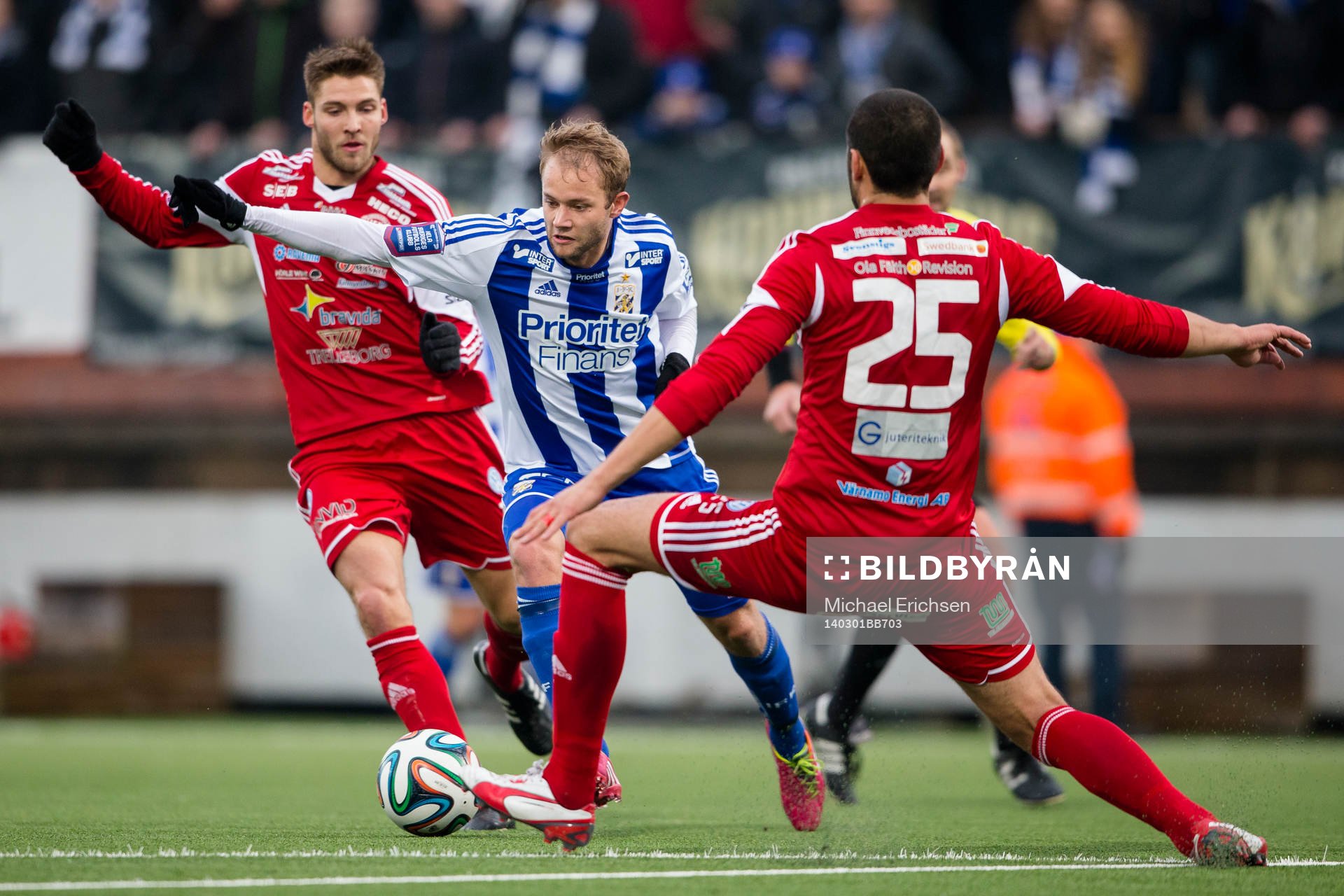 IFK Göteborgs Robin Söder mot Värnamos Juan Robledo