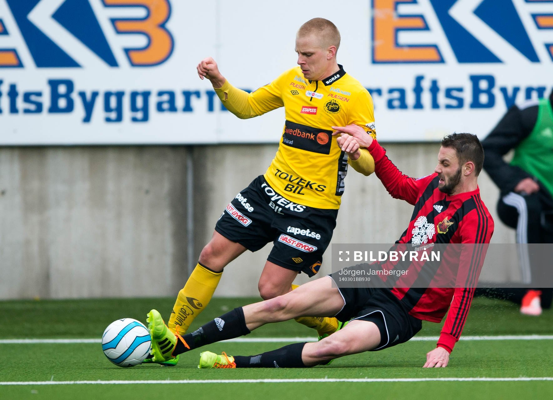 Östersunds Tomas Peciar bryter bollan av Elfsborgs Per