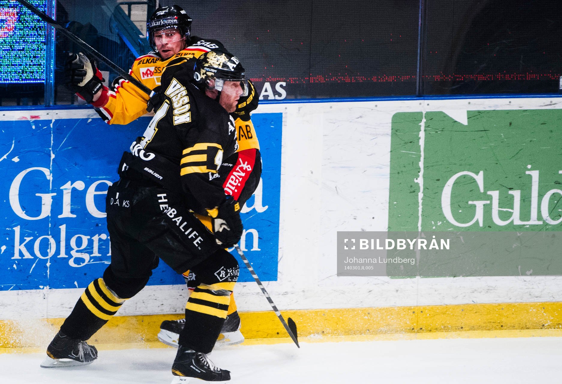 s Fredrik Svensson tacklar Luleås Pavel Skrbek