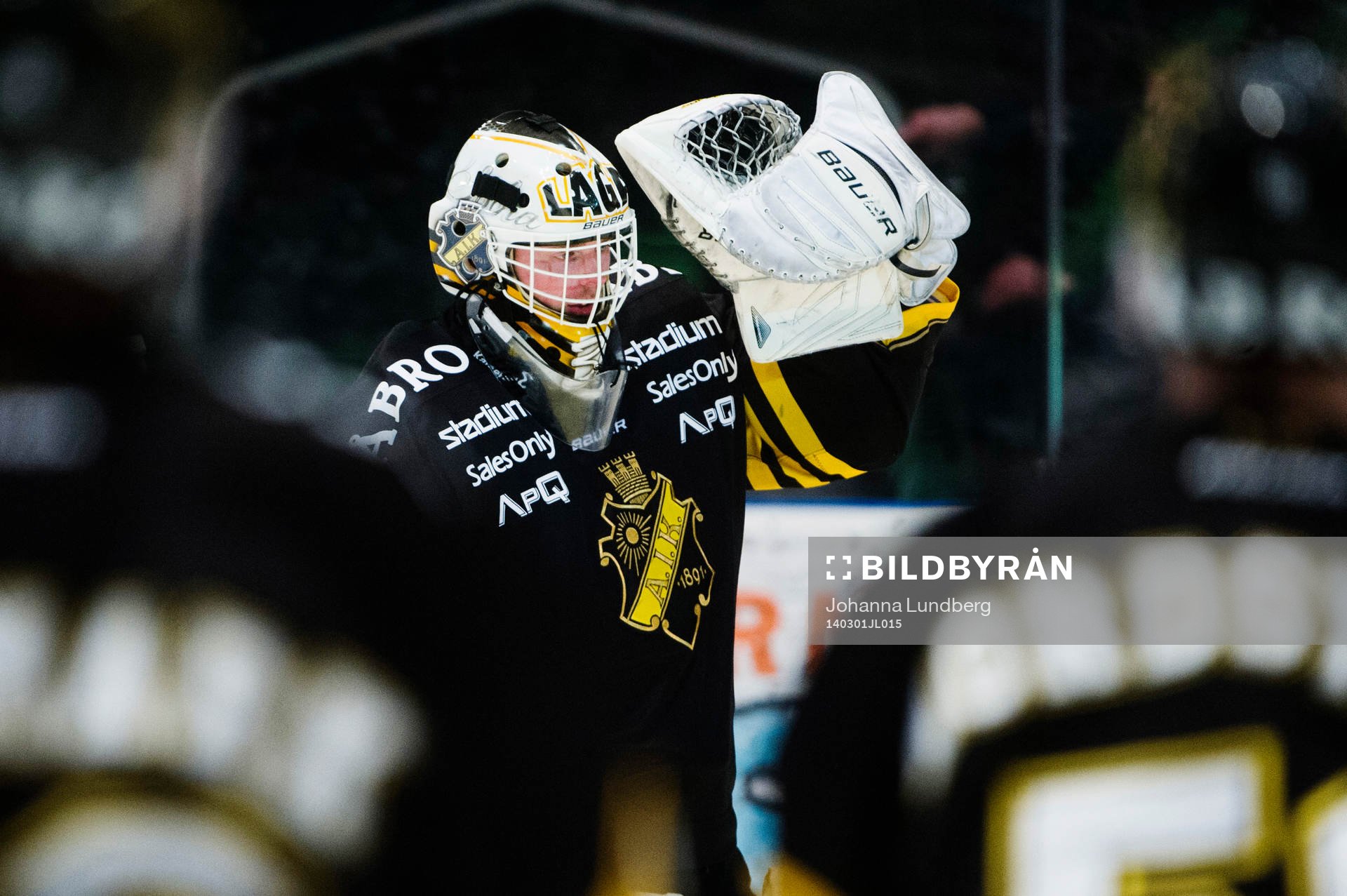 s målvakt Daniel Larsson  jublar