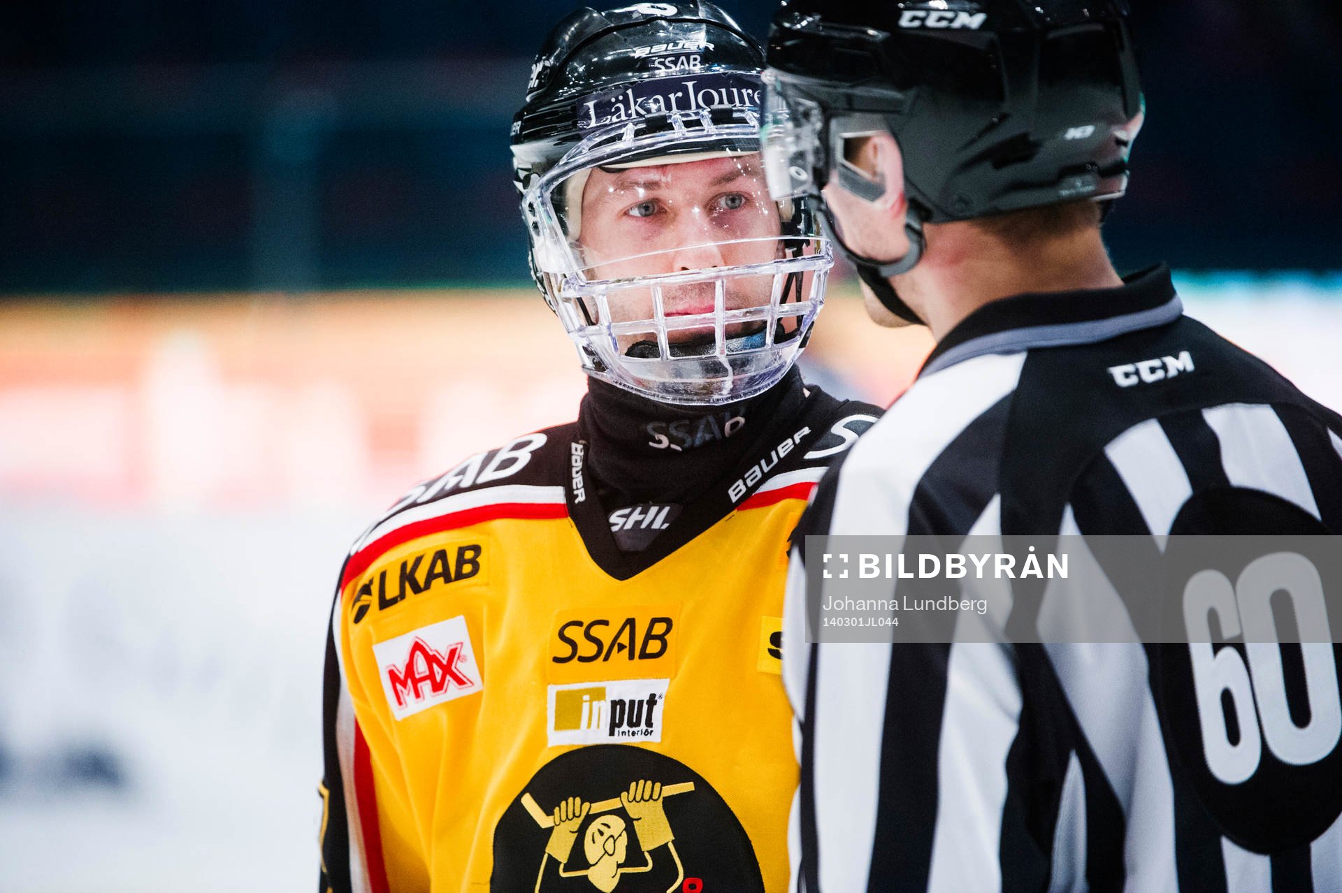 Luleås Per Ledin har en diskussion med domaren