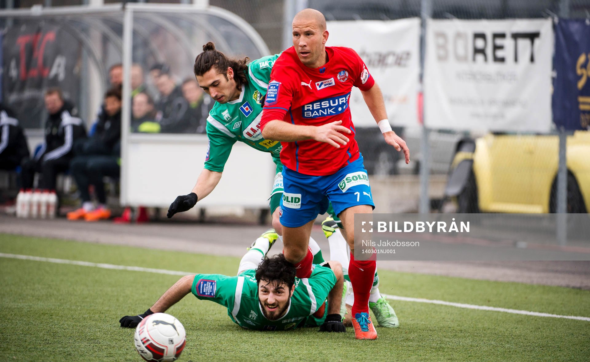 Ljungskiles Aaron Nichols och Rebin Gharib Sulaka faller