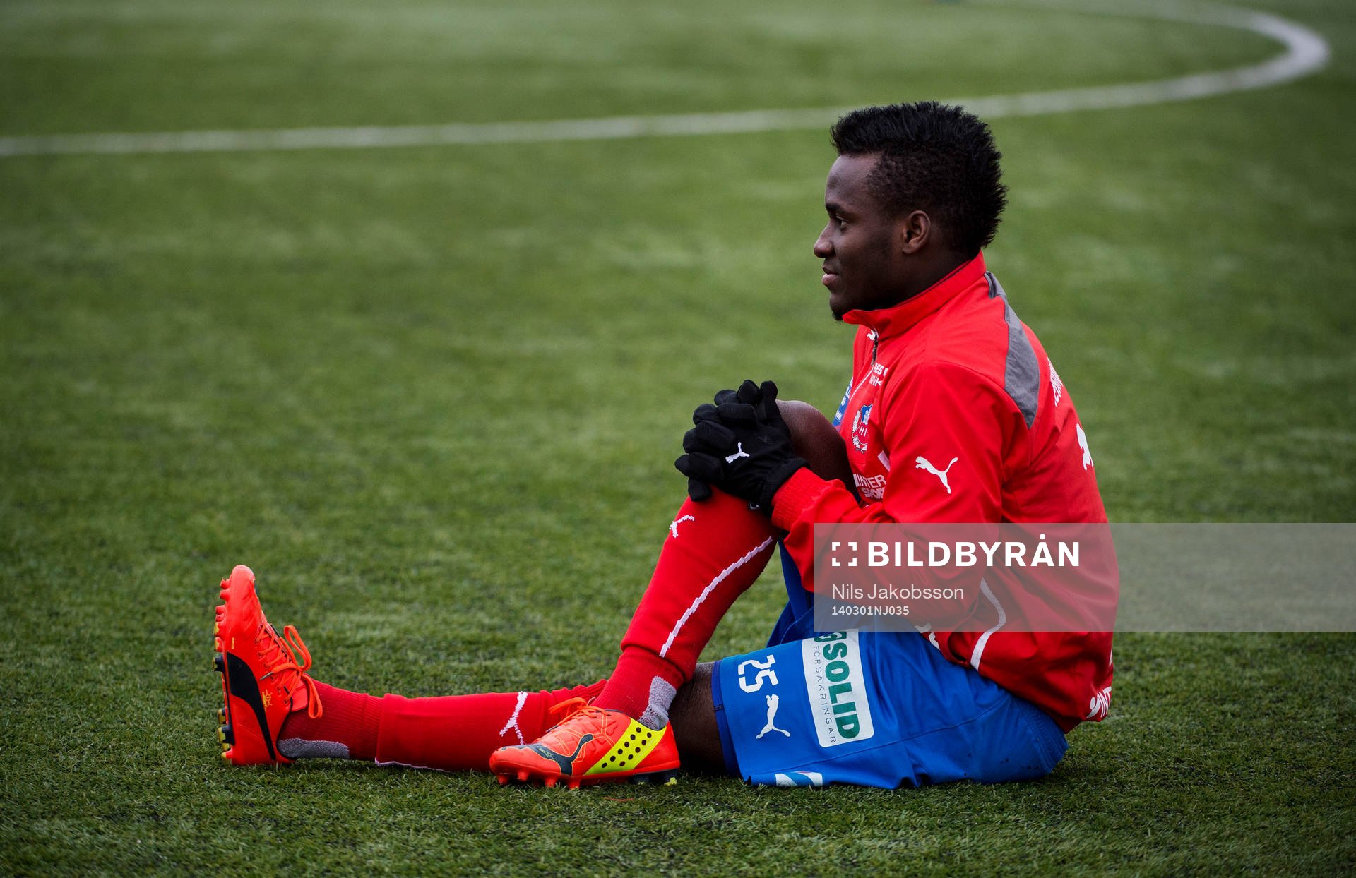 Helsingborgs David Accam stretchar innan fotbollsmatchen i