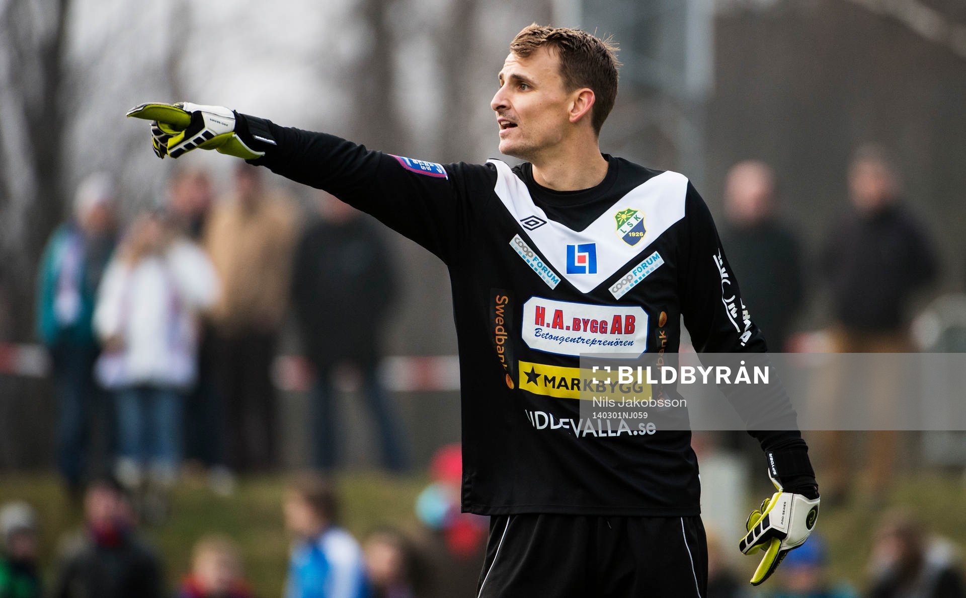 Ljungskiles målvakt Alexander Horwath pekar