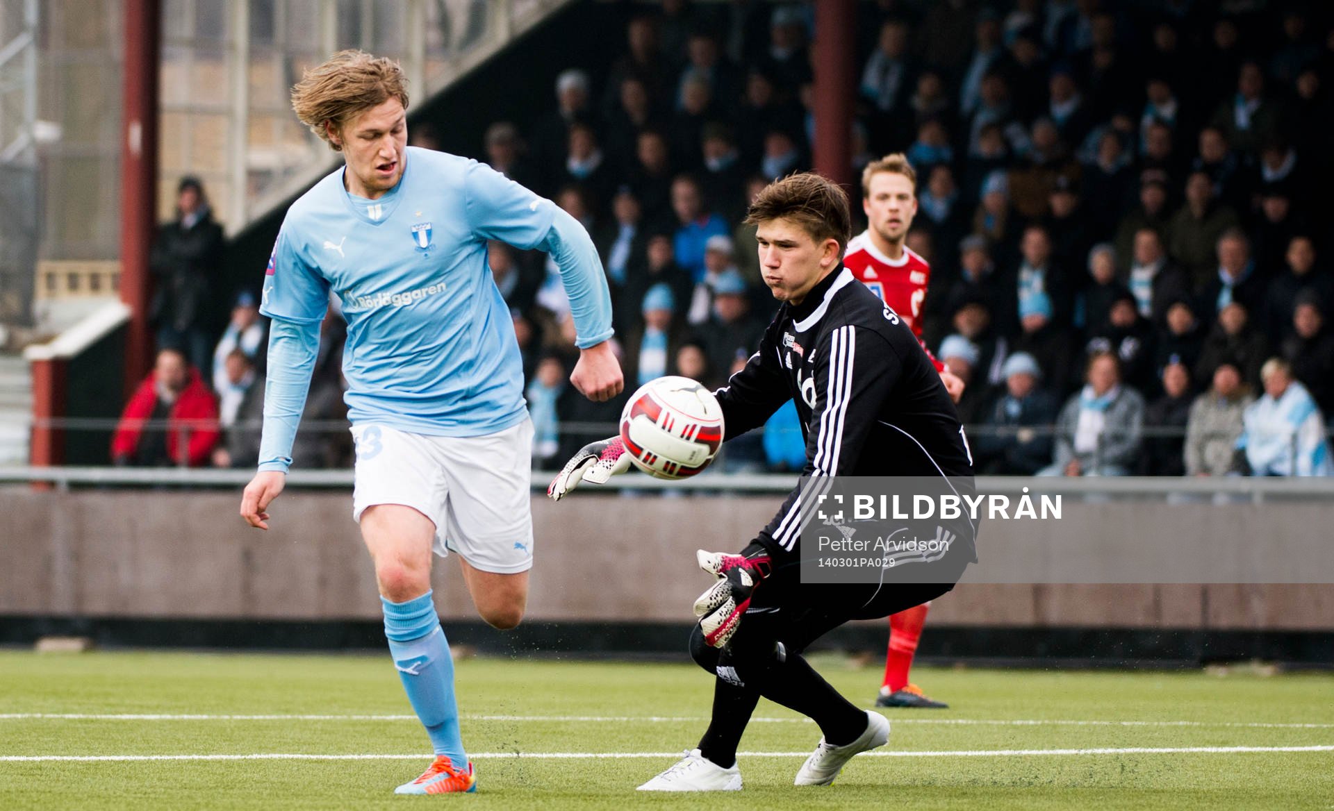 Malmös Emil Forsberg rundar Degerfors målvakt August