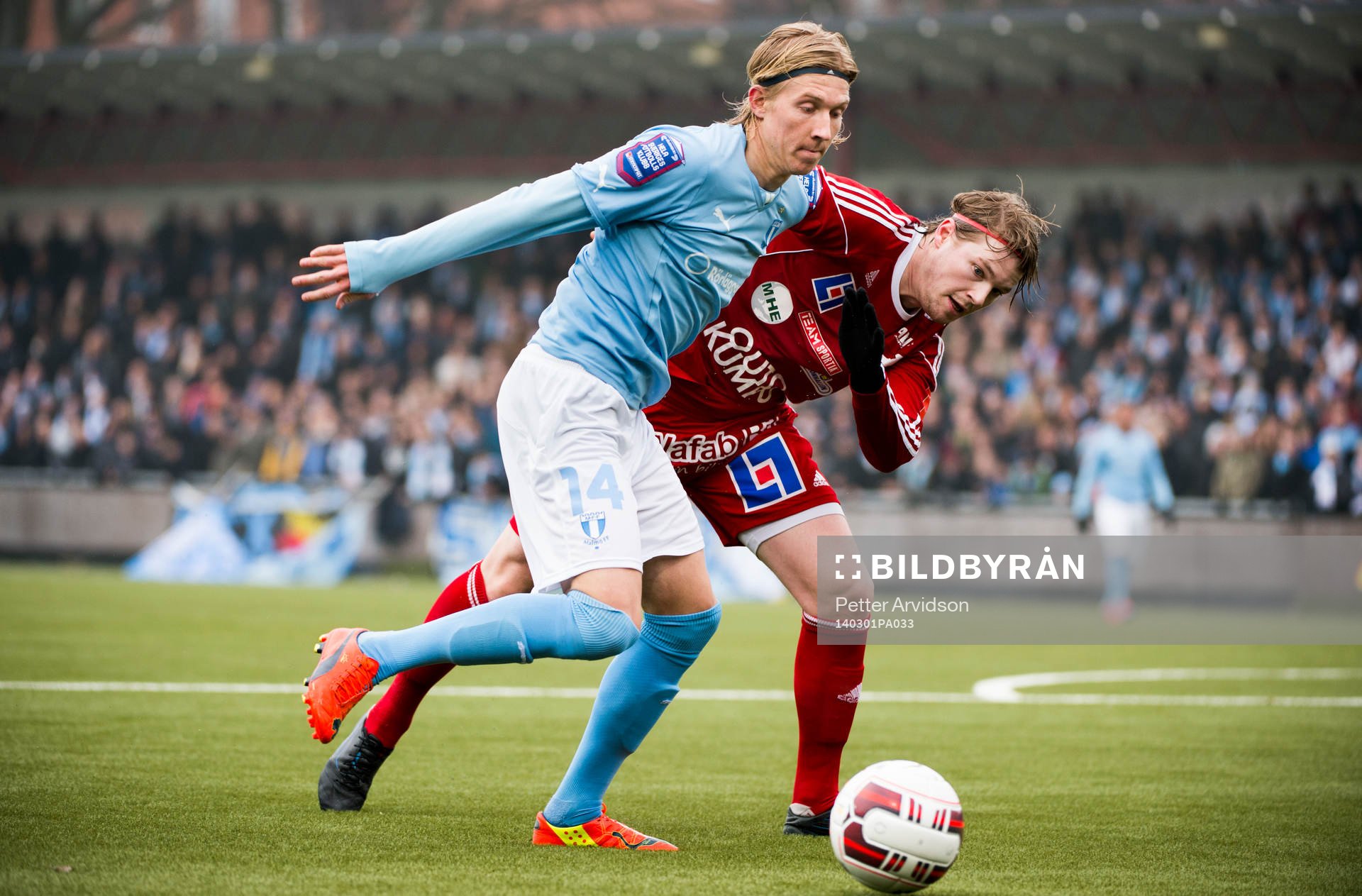 Malmös Simon Kroon tar sig förbi en Degerfors spelare