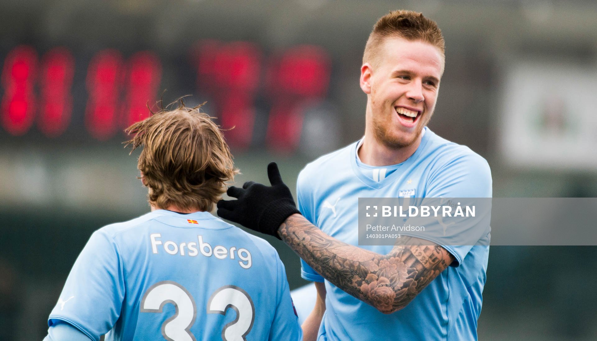 Malmös Pontus Jansson klappar om Emil Forsberg