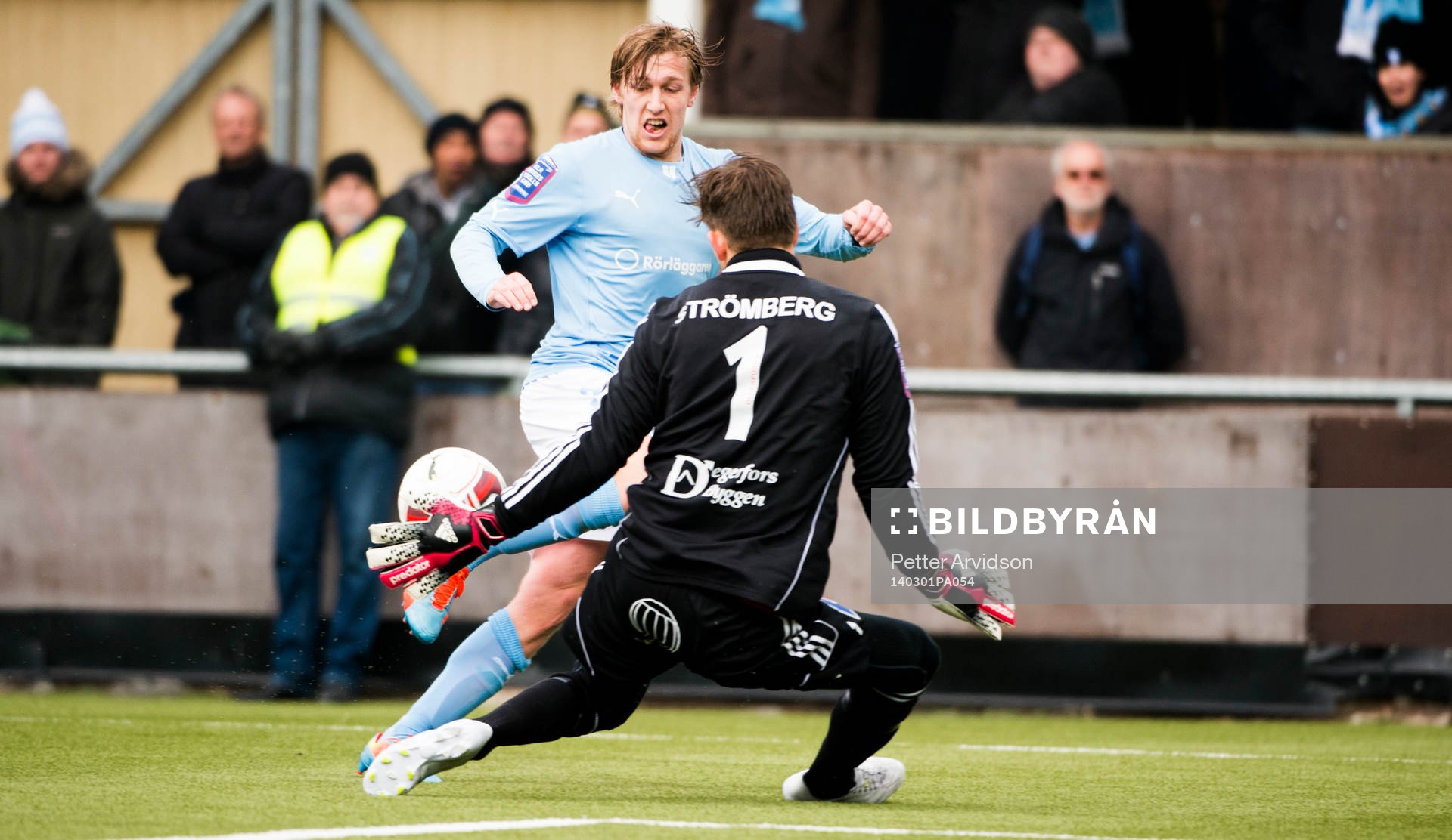 Malmös Emil Forsberg kommer fri mot Degerfors målvakt