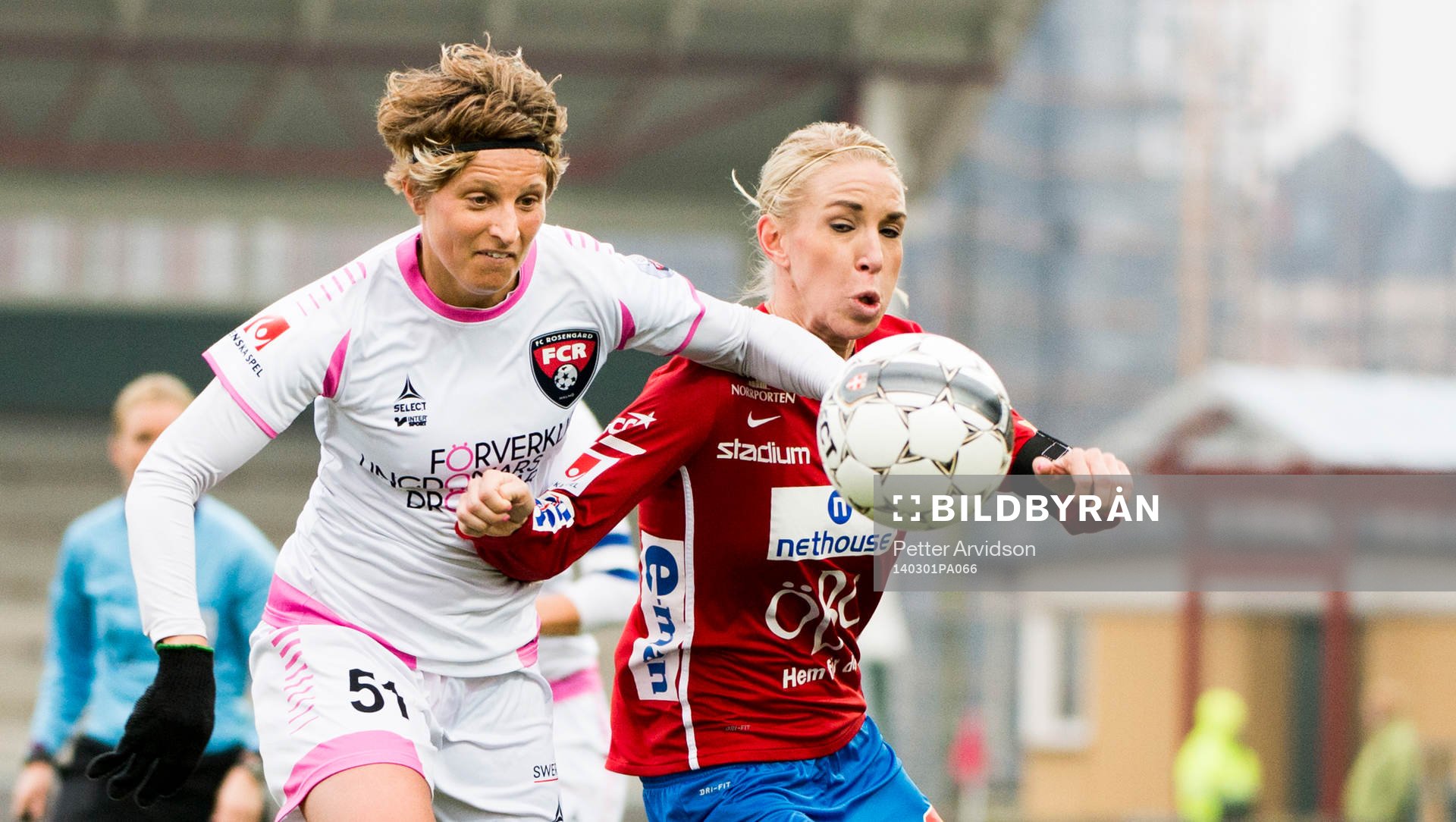 FC Rosengårds Lisa Ek i kamp om bollen med Örebros Elin