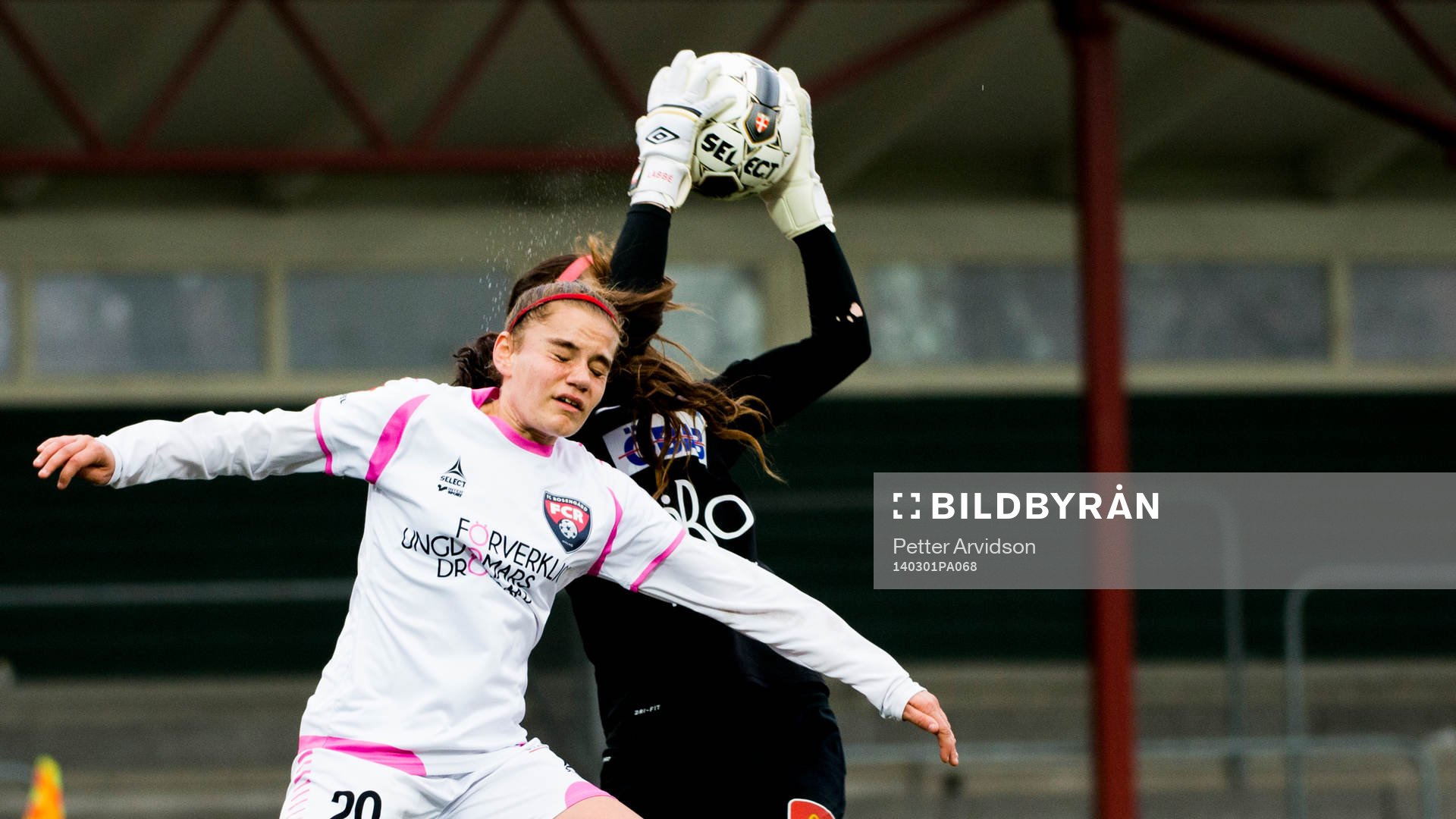 FC Rosengårds Sarah Mellouk försöker störa Örebros