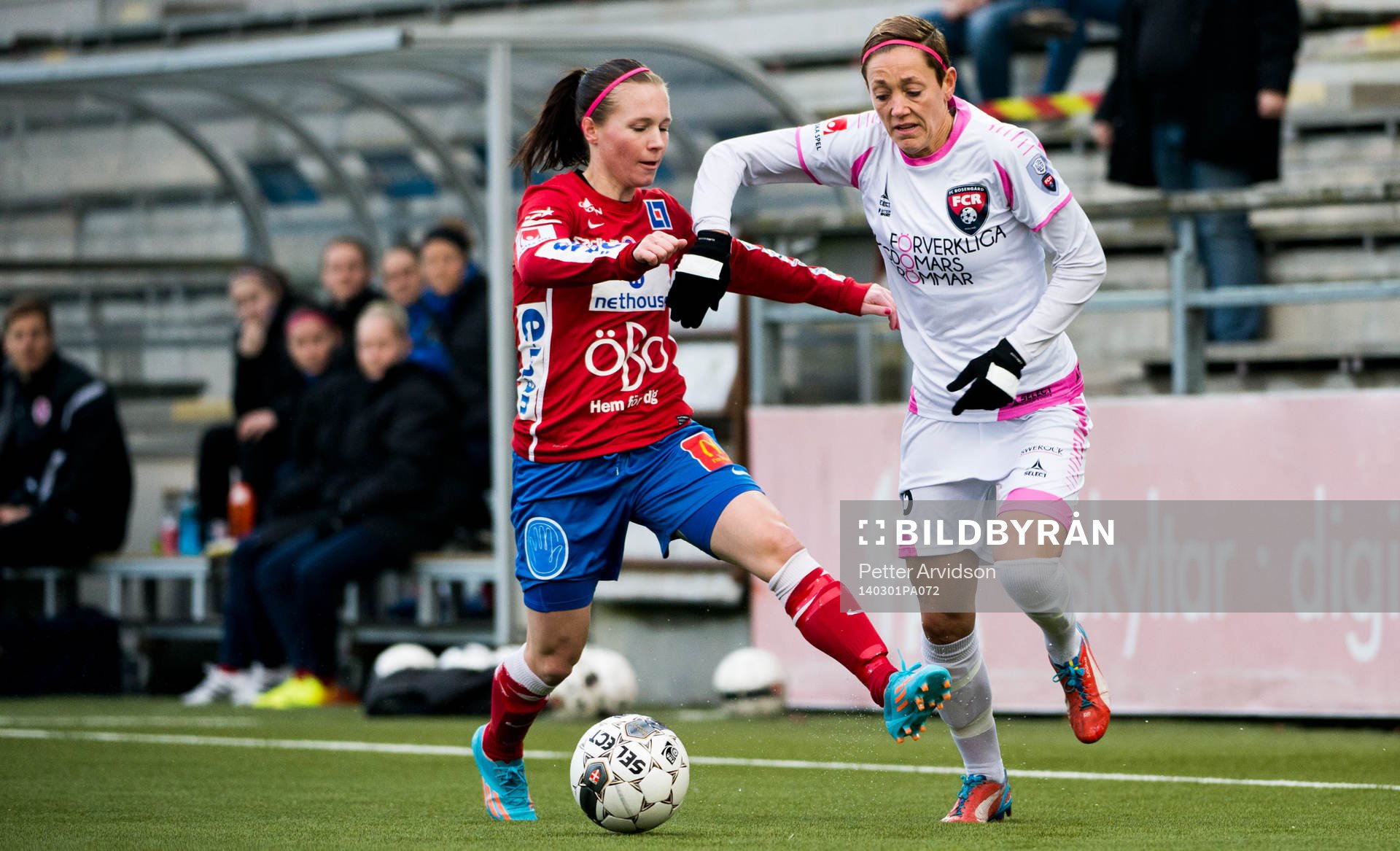 FC Rosengårds Therese Sjögran i kamp om bollen med