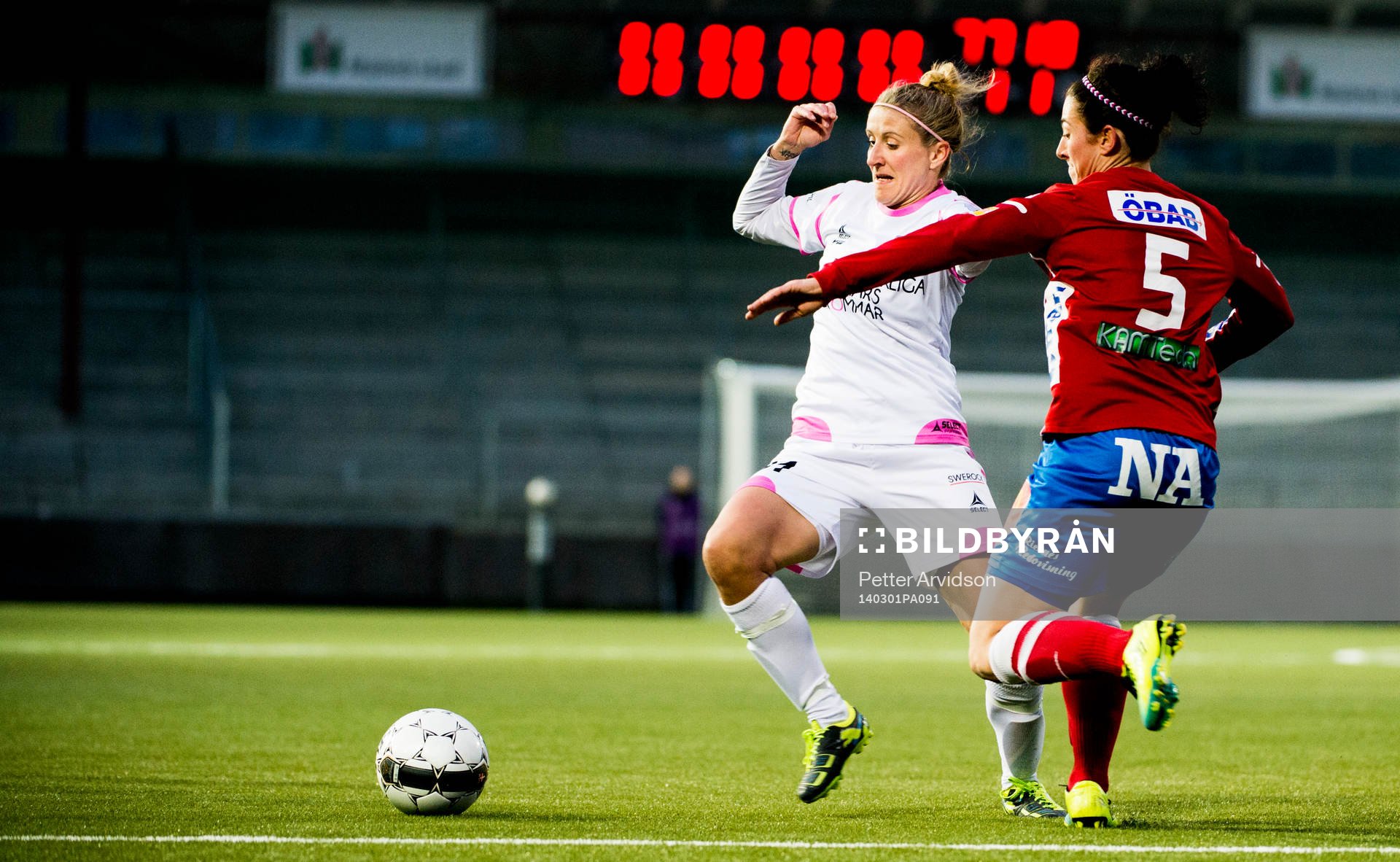 FC Rosengårds Anja Mittag i kamp med Örebros Marie-Eve Nault