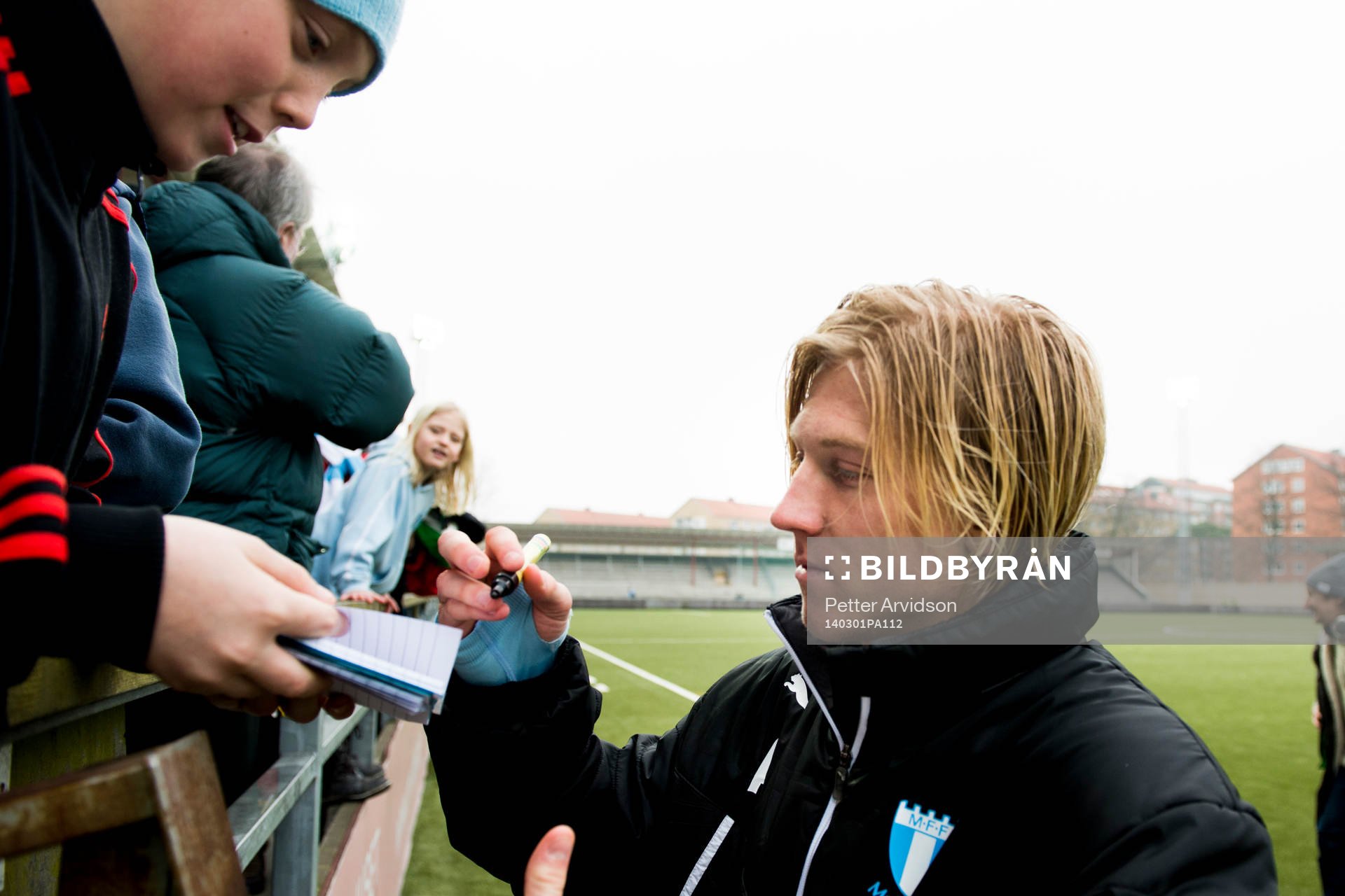 Malmös Simon Kroon skriver autografer