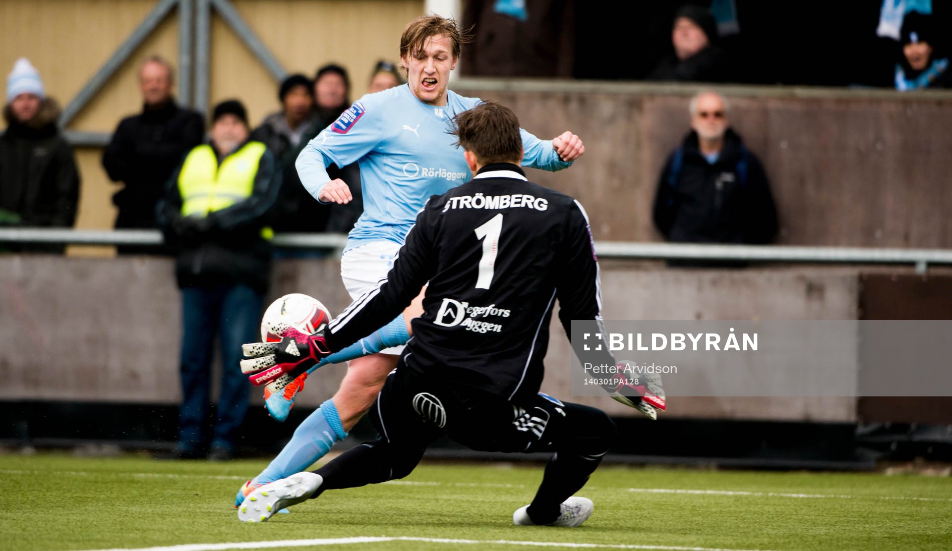 Malmös Emil Forsberg försöker göra mål bakom Degerfors