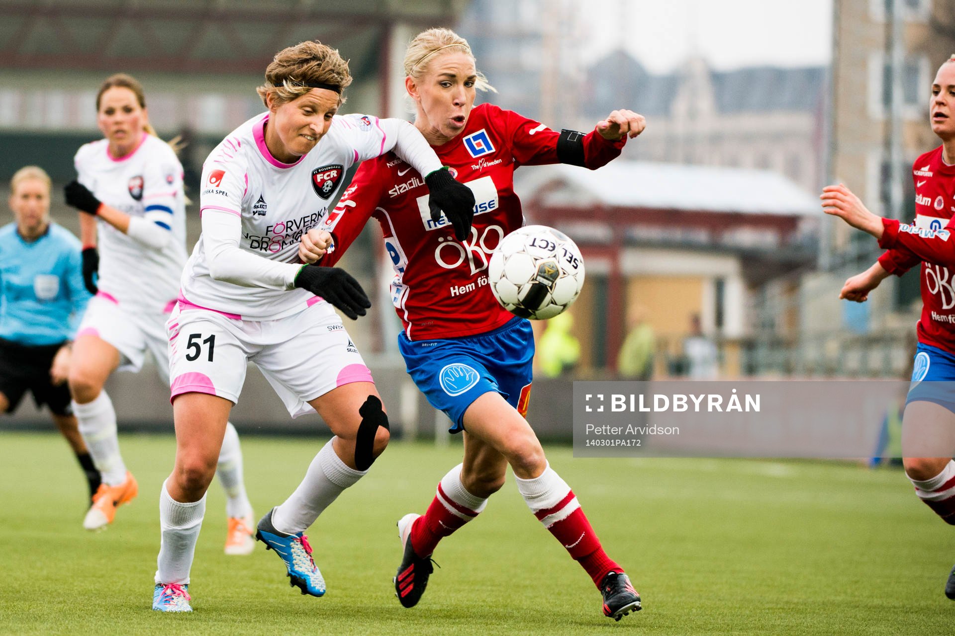 FC Rosengårds Lisa Ek i kamp om bollen med Örebros Elin