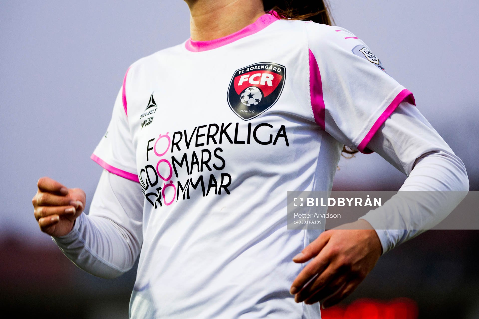 FC Rosengårds nya emblem på brösten på matchtröjorna