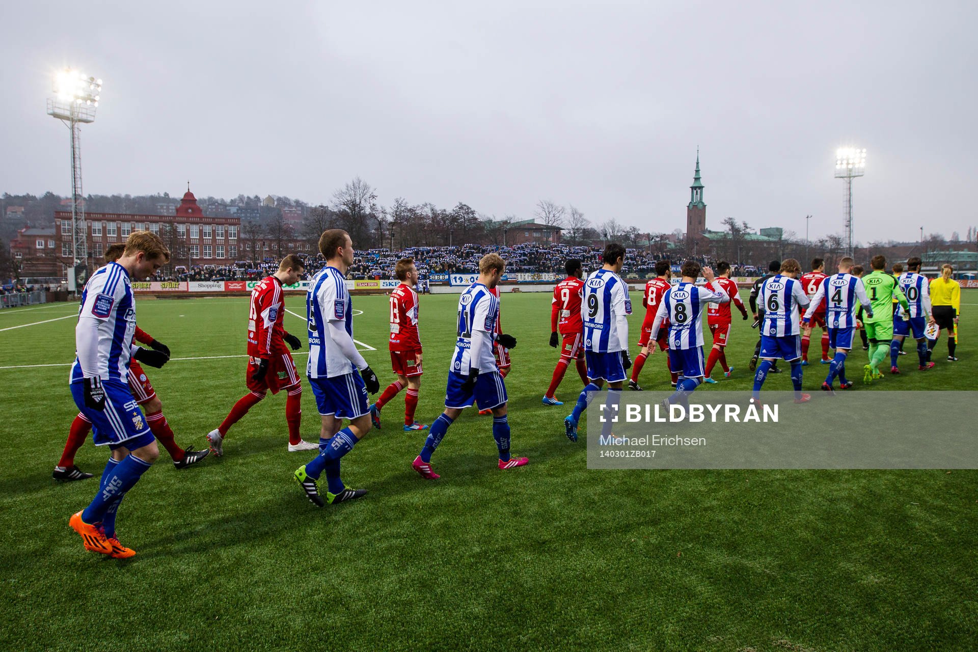 IFK Göteborg och Värnamo på väg in till fotbollsmatchen
