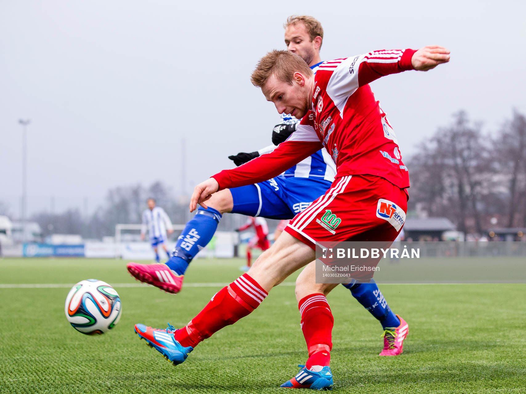 Värnamos Tobias Englund rensar undan bollen före IFK