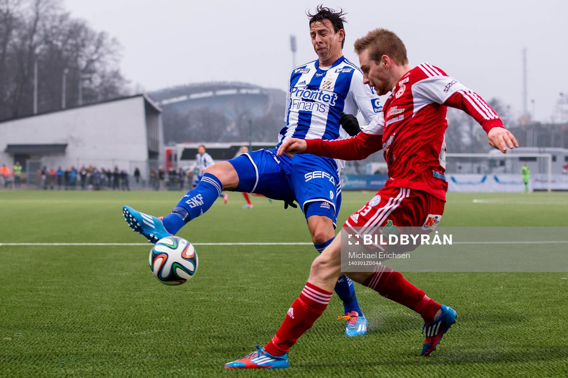 Värnamos Tobias Englund hinner före IFK Göteborgs Martin