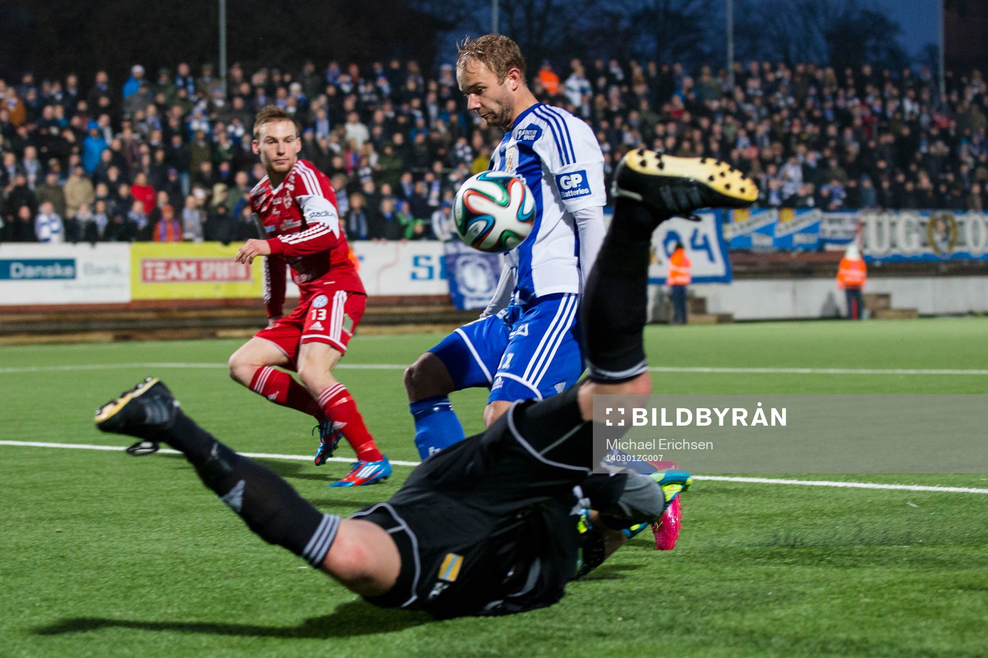 IFK Göteborgs Robin Söder får med sig bollen förbi