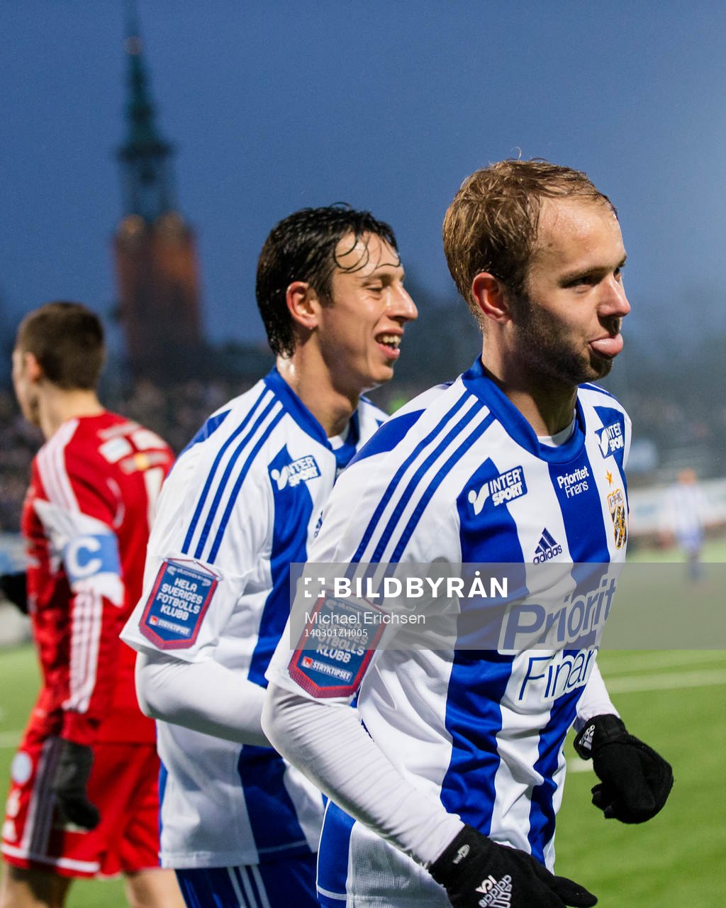 IFK Göteborgs Robin Söder jublar lättat ihop med Martin Smedberg-Dalence efter att ha gjort 2-0 under fotbollsmatchen i Svenska Cupen mellan IFK Göteborg - Värnamo den 1 mars 2014 i Göteborg.