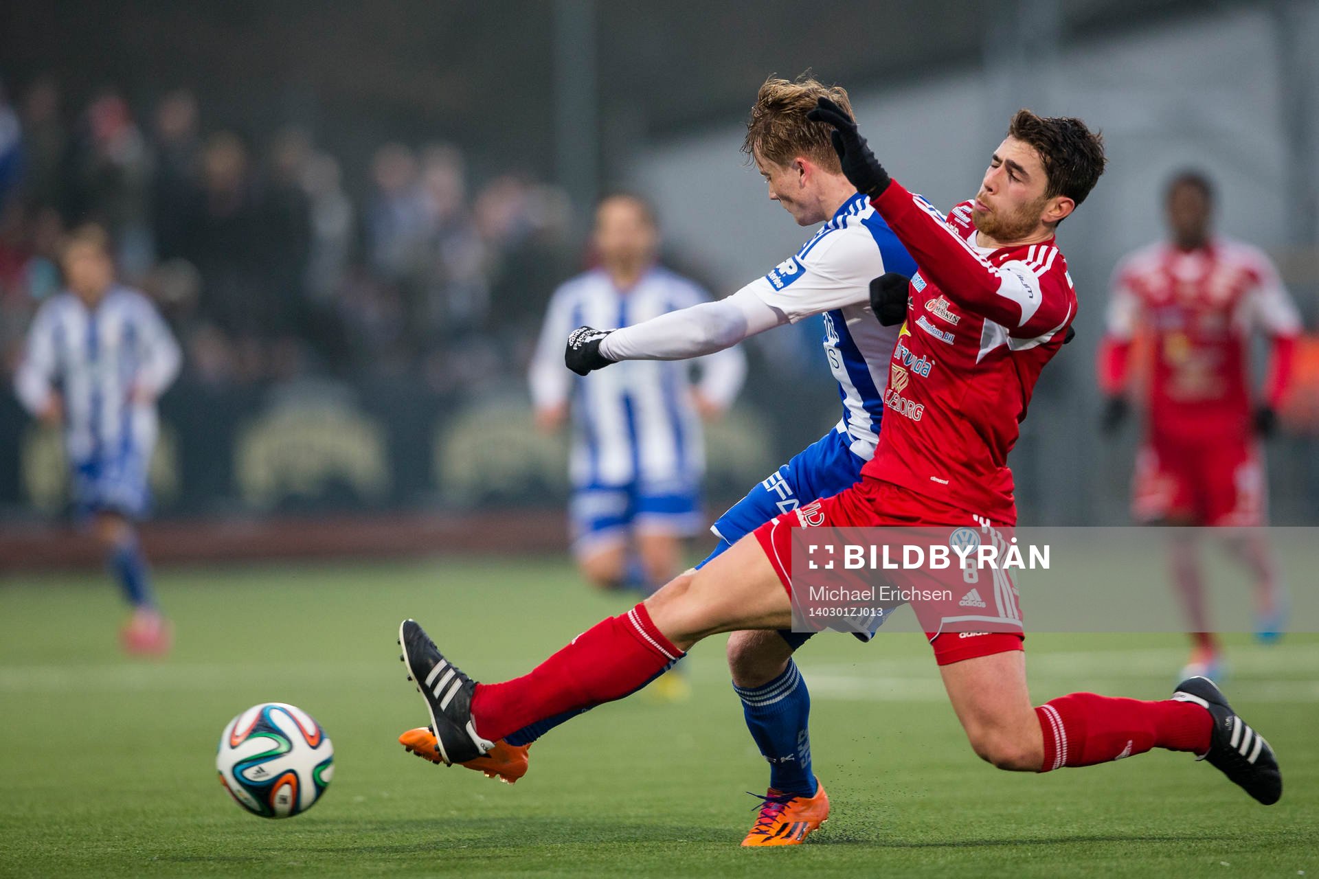 IFK Göteborgs Sam Larsson skjuter ett skott