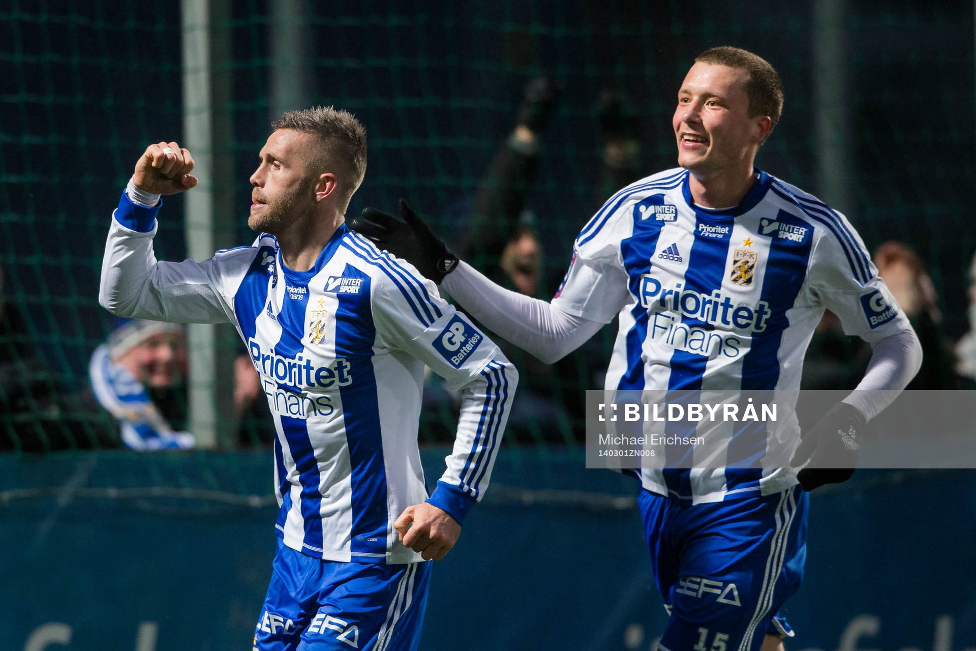 IFK Göteborgs Kjetil Waehler jublar ihop med Jakob
