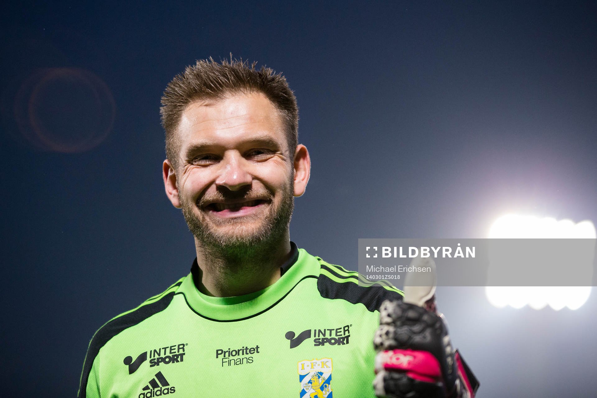 IFK Göteborgs målvakt John Alvbåge glad och gör tummen
